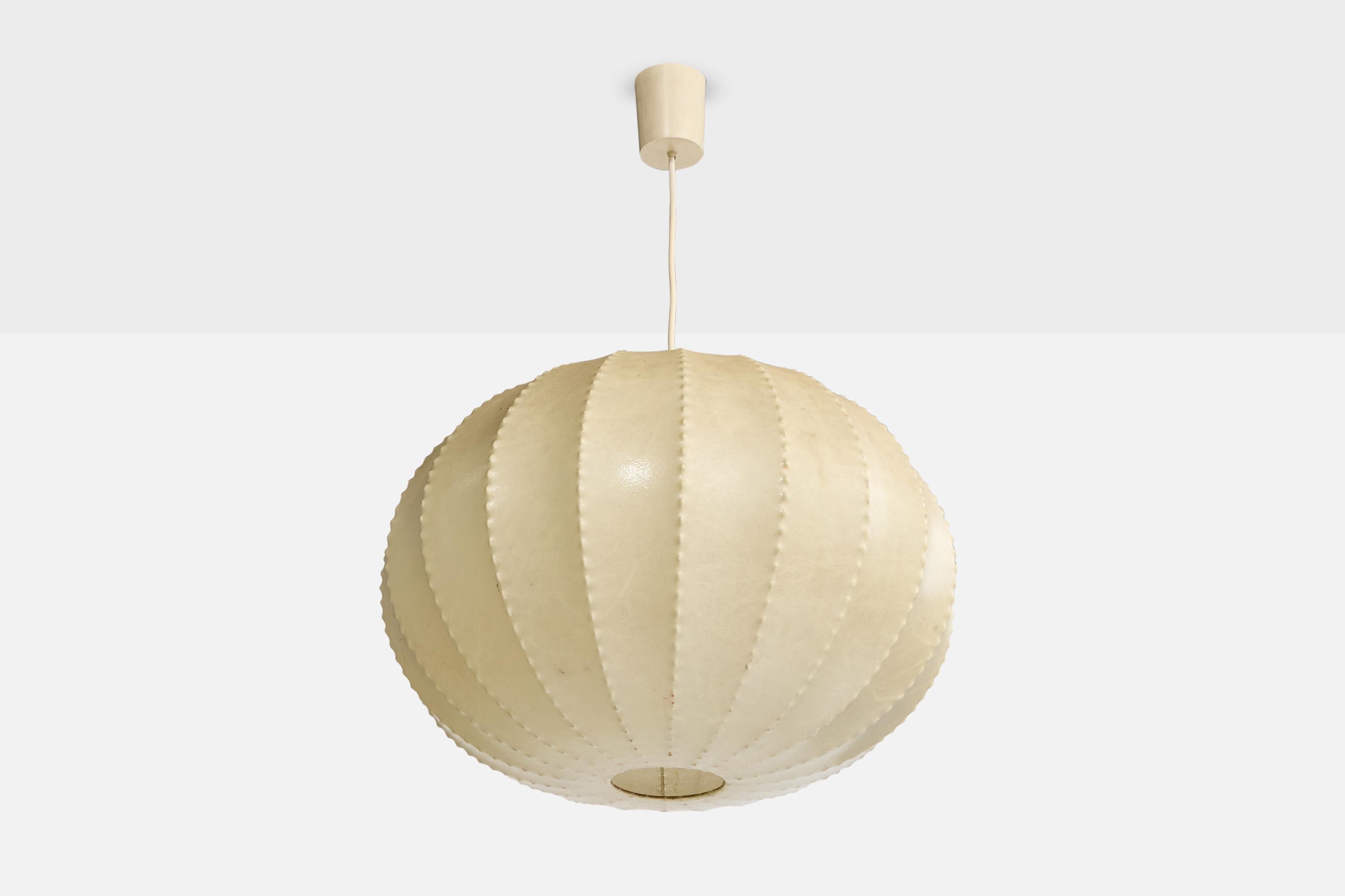 Lámpara colgante de resina beige diseñada y fabricada en Italia, c. 1960.

Dimensiones totales (pulgadas): 27,5 