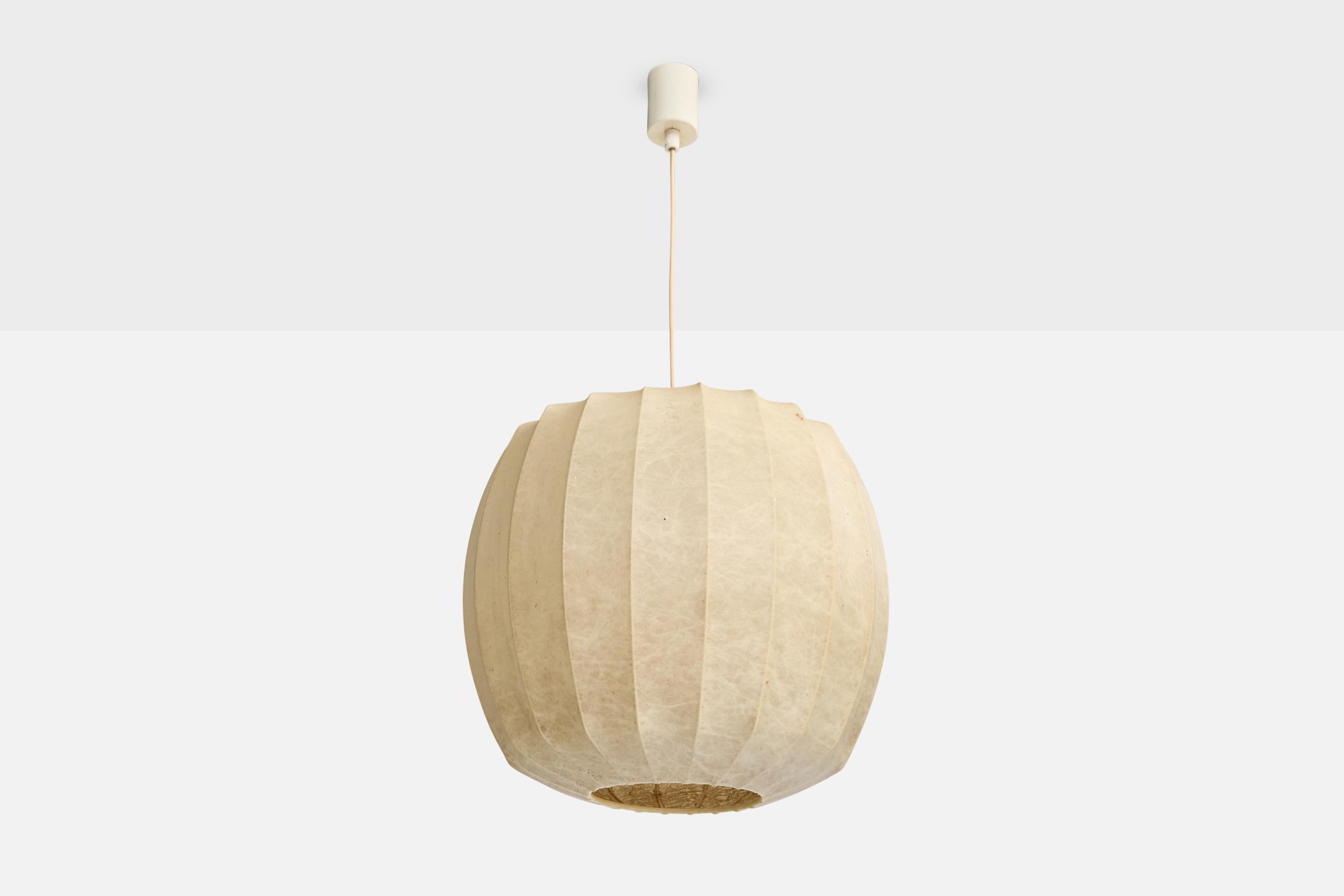 Suspension en résine beige conçue et produite en Italie, c.C. 1960.

Dimensions globales (pouces) : 31.0 
