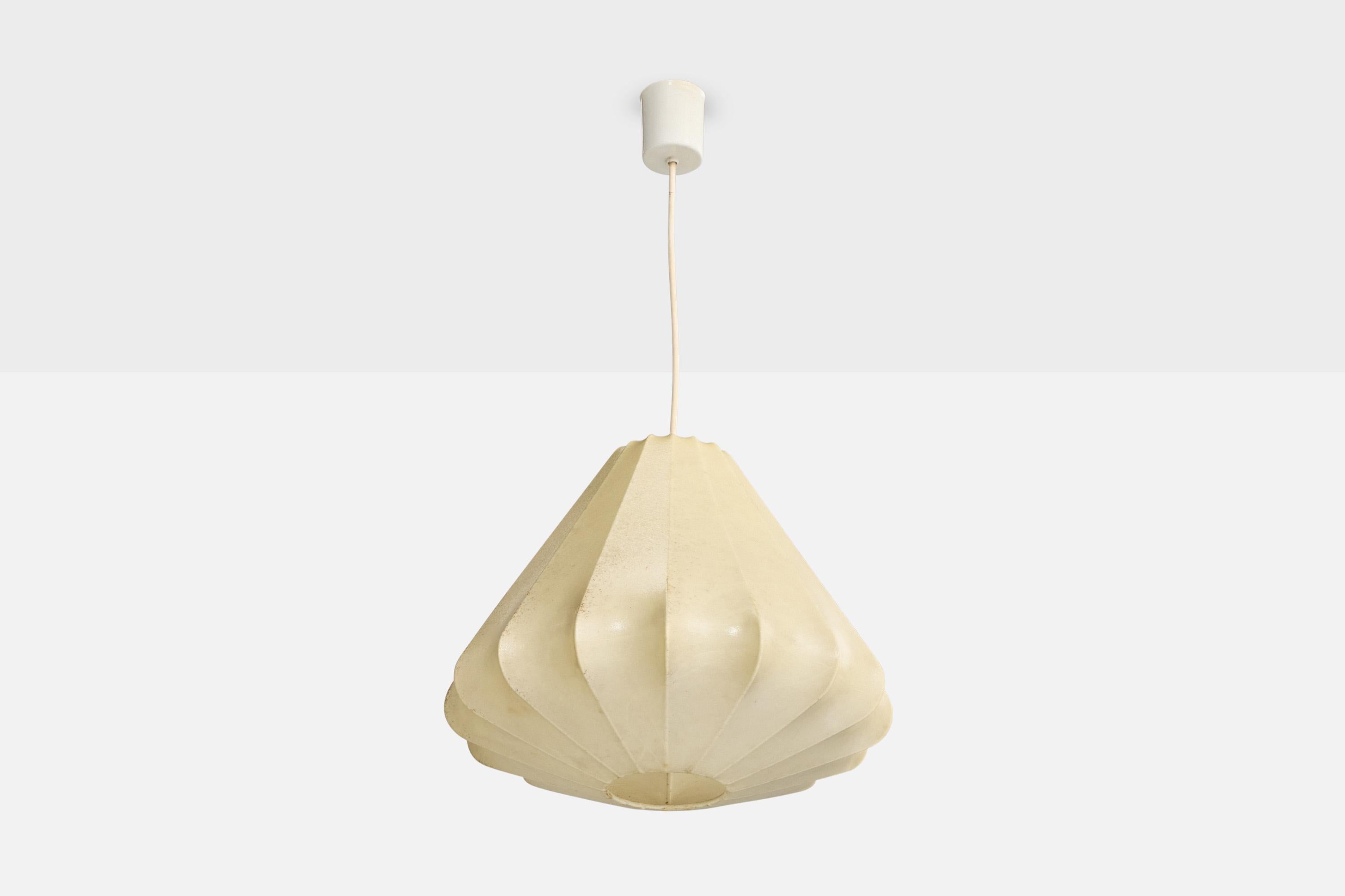 Suspension en résine beige conçue et produite en Italie, c.C. 1960.

Dimensions globales (pouces) : 27.0 