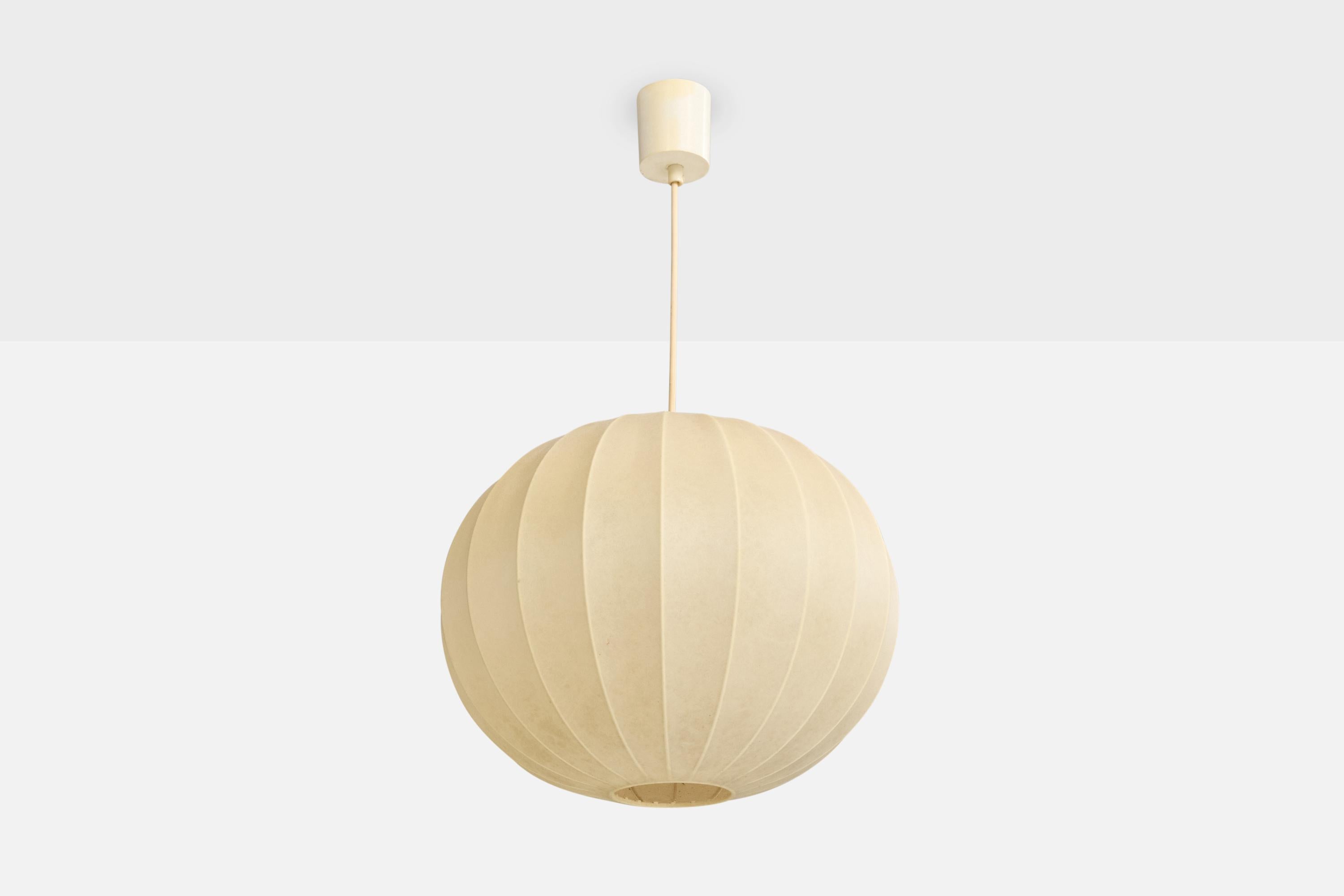 Suspension en résine beige probablement conçue et produite en Italie, C.C.

Dimensions globales (pouces) : 28.0 