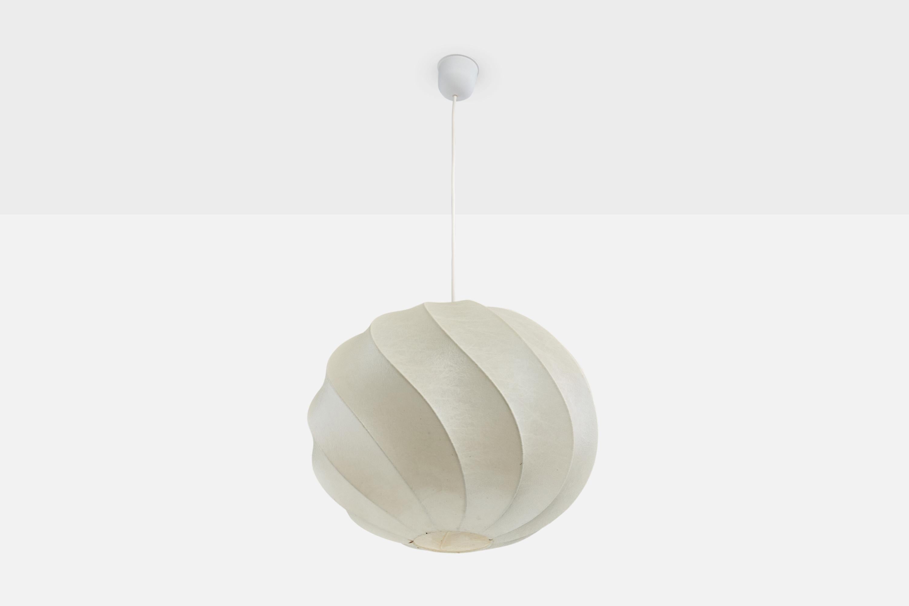 Lampada a sospensione in resina polimerica di colore bianco sporco progettata e prodotta in Italia, negli anni '60 circa.

Dimensioni complessive (pollici): 33.0 