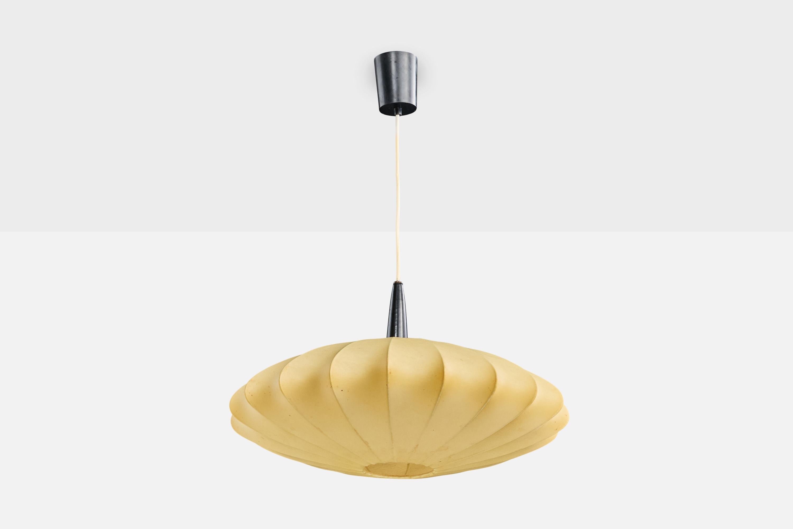 Lampada a sospensione in resina polimerica gialla, plastica laccata nera e metallo progettata e prodotta in Italia, negli anni '60 circa.

Dimensioni complessive (pollici): 27,0 