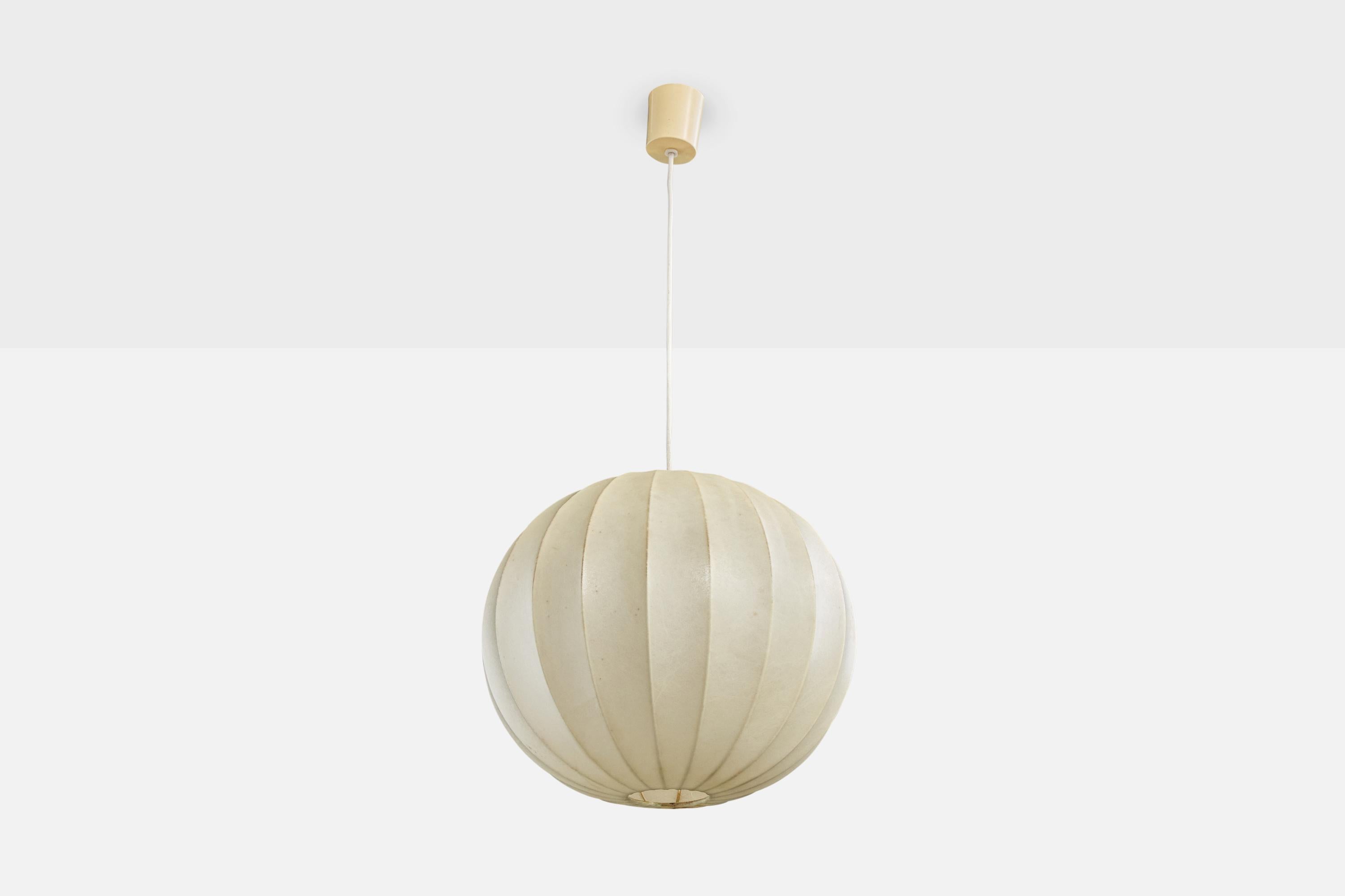 Lampada a sospensione in resina polimerica di colore bianco sporco progettata e prodotta in Italia, negli anni '60 circa.

Dimensioni complessive (pollici): 50.5 