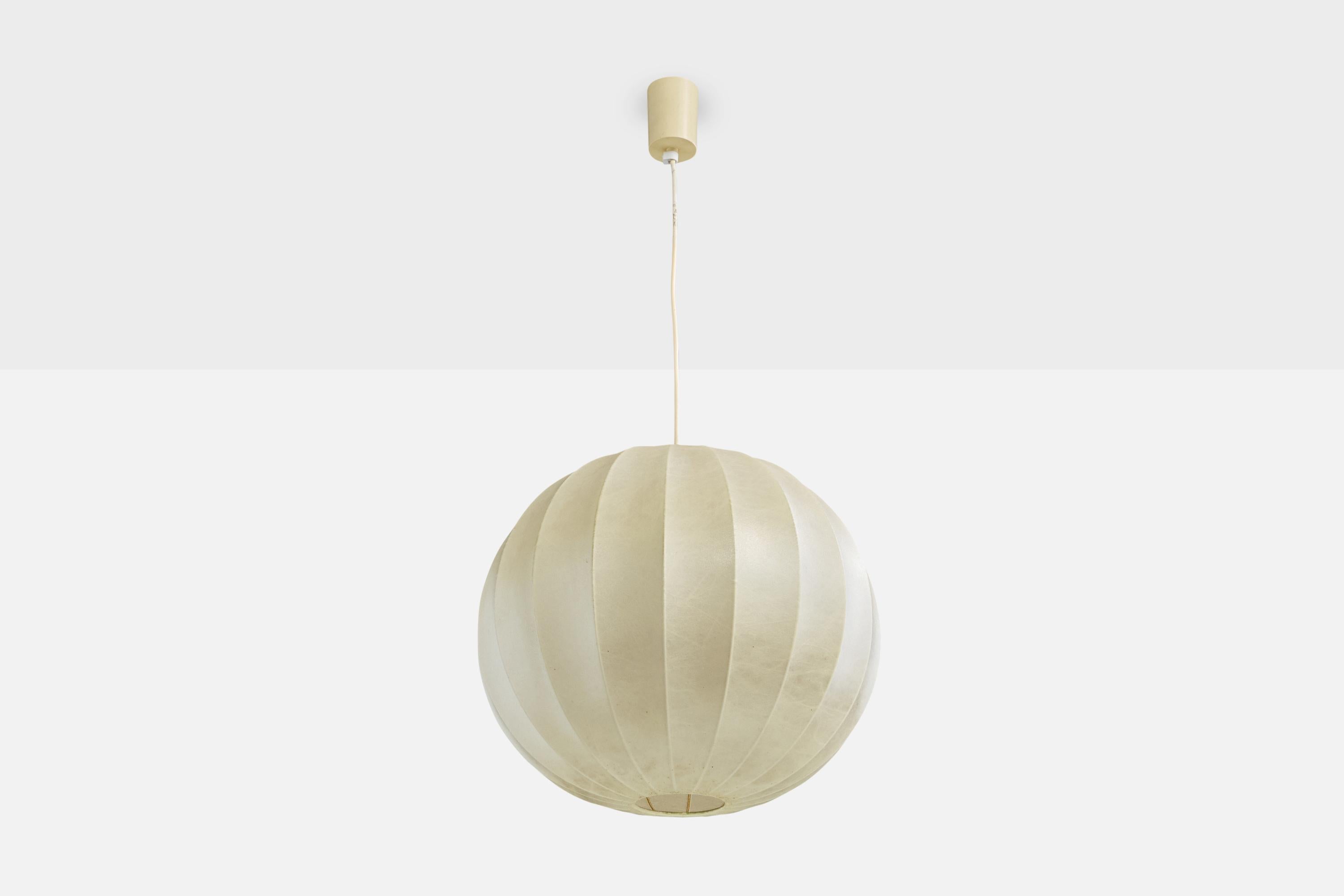 Lampada a sospensione in resina polimerica di colore bianco sporco progettata e prodotta in Italia, negli anni '60 circa.

Dimensioni complessive (pollici): 34,0 