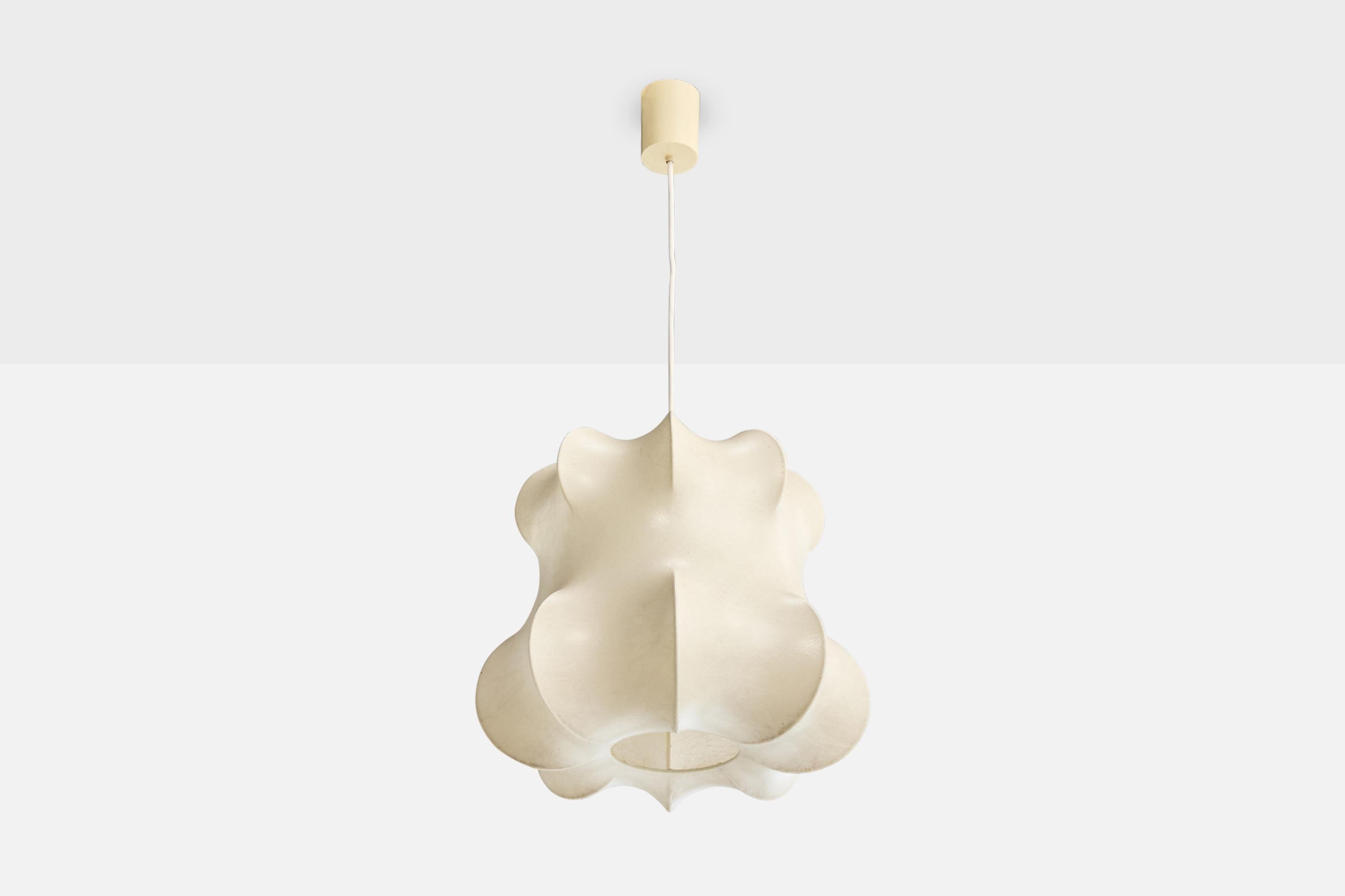 Lampe suspendue en résine polymère sur métal, probablement conçue et produite en Italie, c.C. années 1970.

Usure correspondant à l'âge et à l'usage.

Dimensions globales (pouces) : 28,0