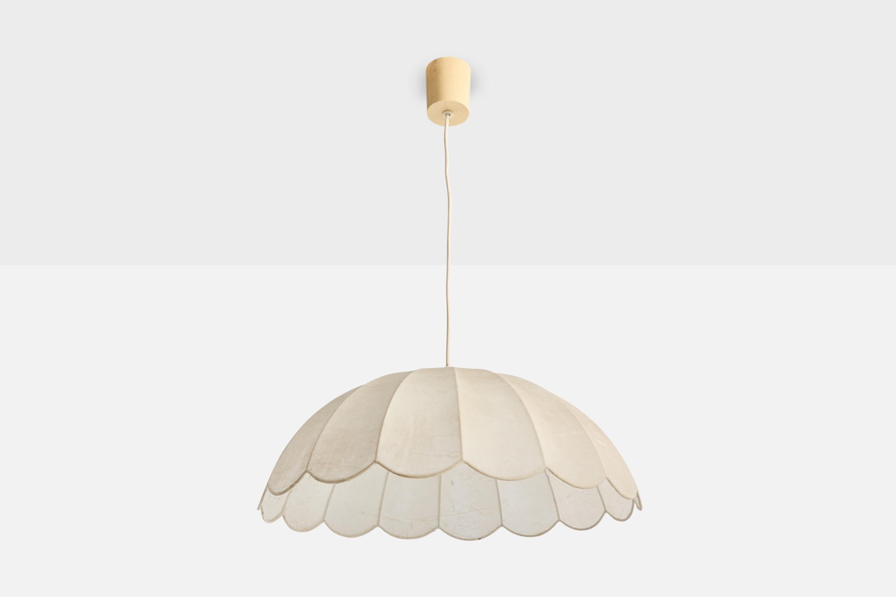 Lampe suspendue en résine polymère sur métal, probablement conçue et produite en Italie, c.C. années 1970.

Usure correspondant à l'âge et à l'usage.

Dimensions globales (pouces) : 26.0