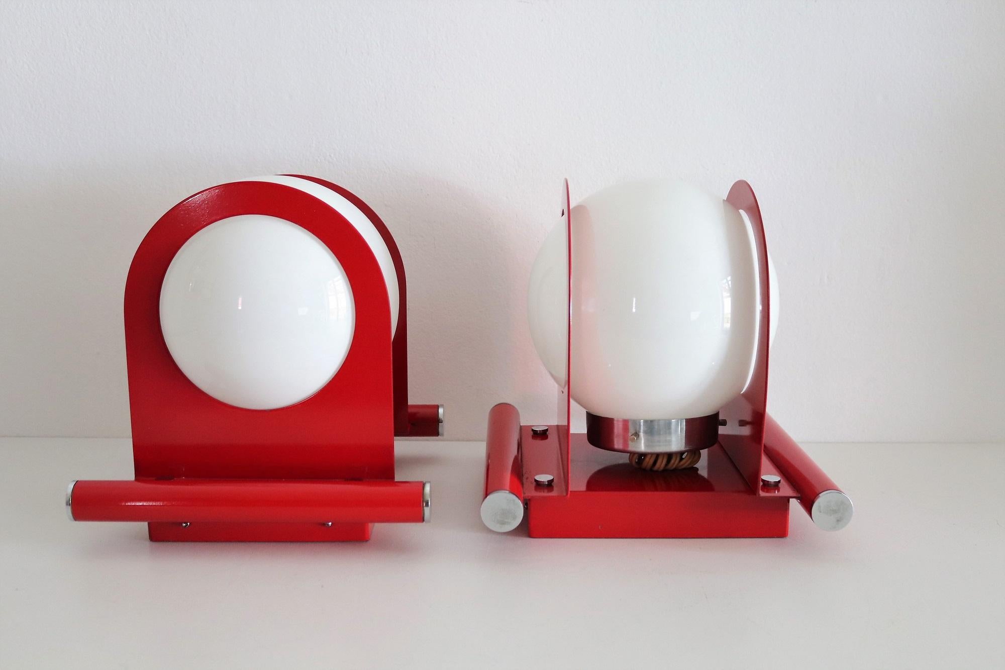 Apliques de pared de diseño italiano estilo pop con cristales blanco leche y metal, 1970 en venta 2