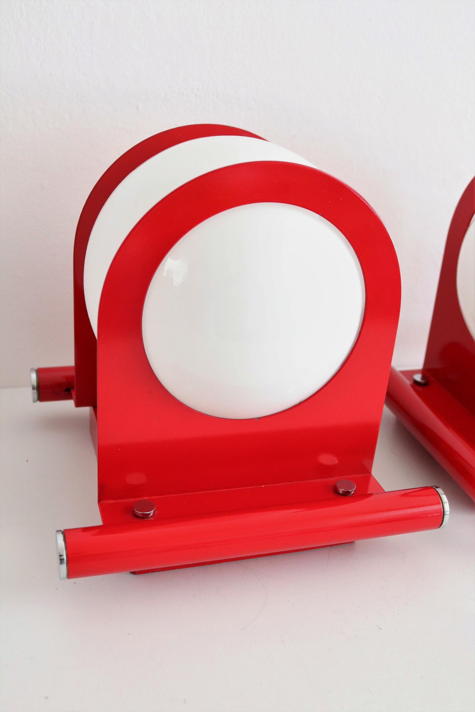 Apliques de pared de diseño italiano estilo pop con cristales blanco leche y metal, 1970 en venta 3