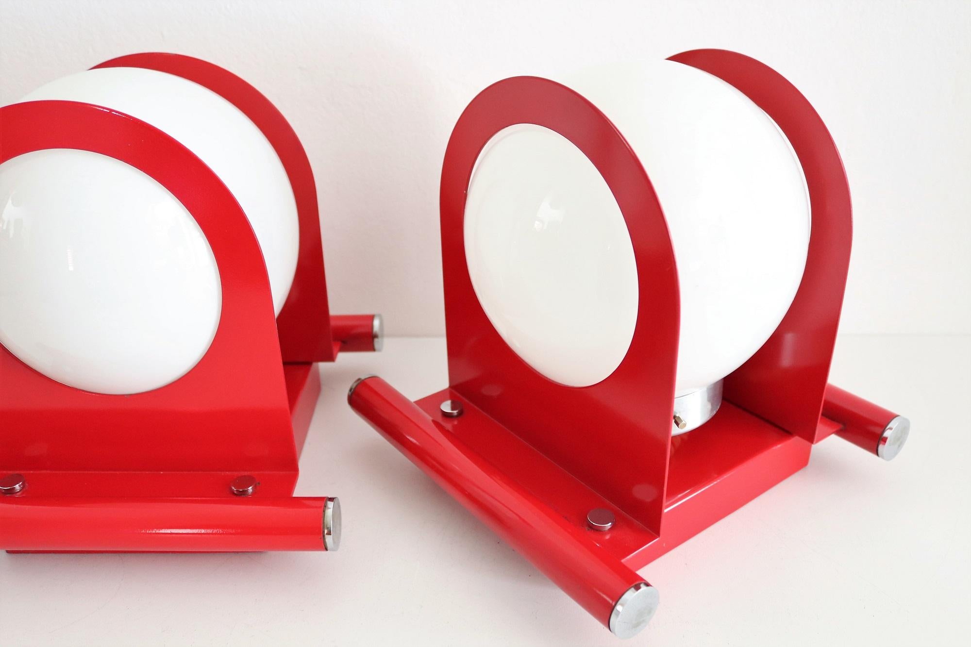 Apliques de pared de diseño italiano estilo pop con cristales blanco leche y metal, 1970 en venta 4