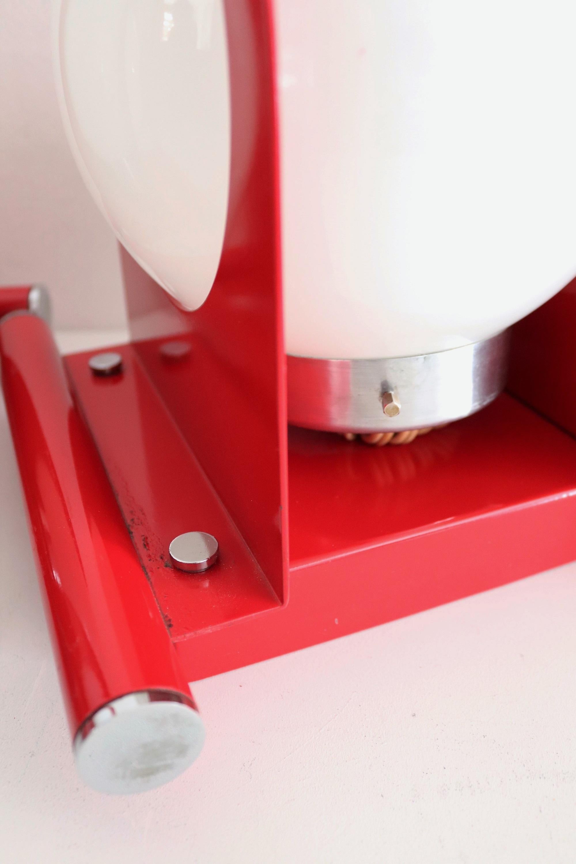 Apliques de pared de diseño italiano estilo pop con cristales blanco leche y metal, 1970 en venta 5