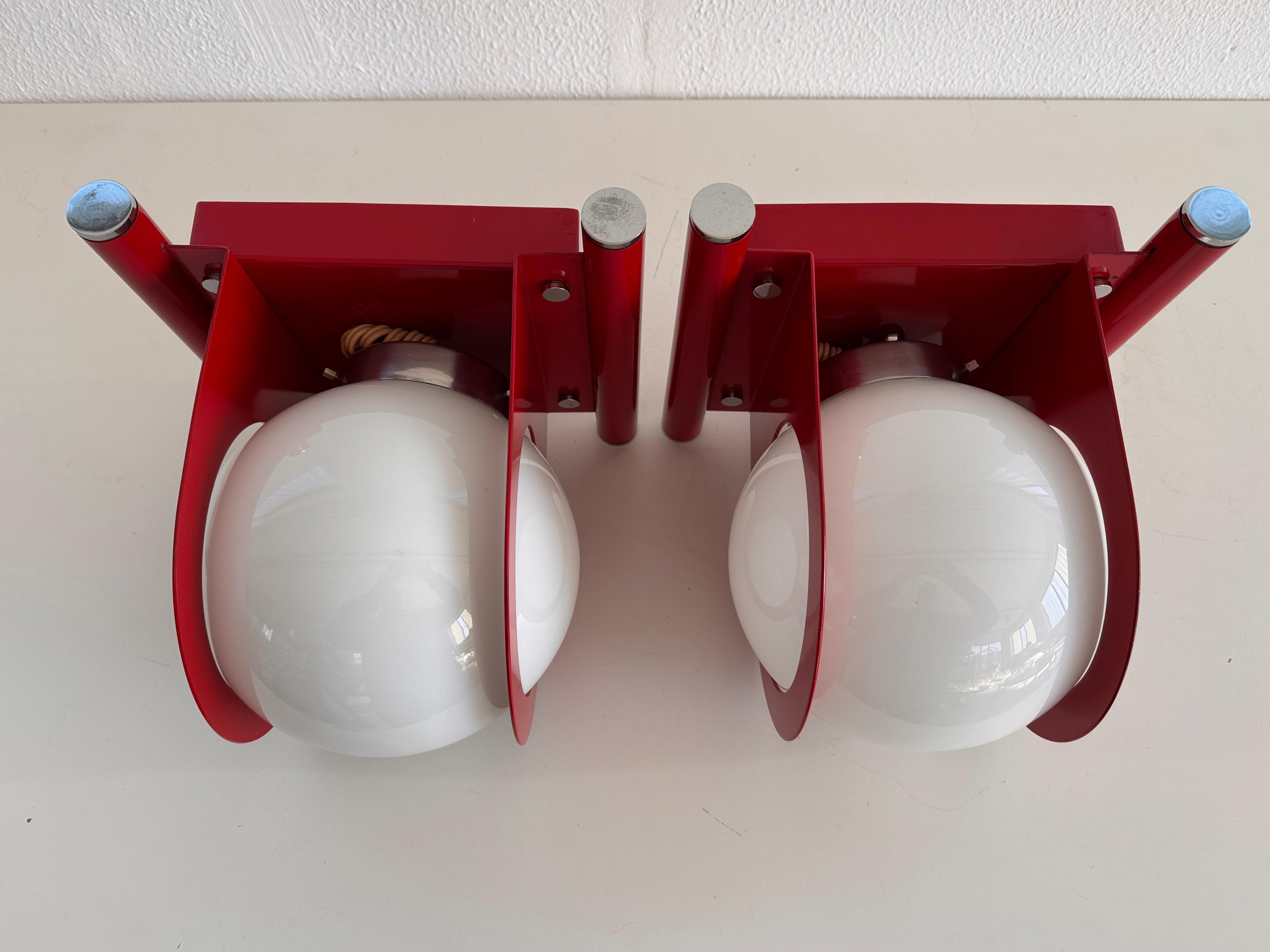 Apliques de pared de diseño italiano estilo pop con cristales blanco leche y metal, 1970 en venta 7