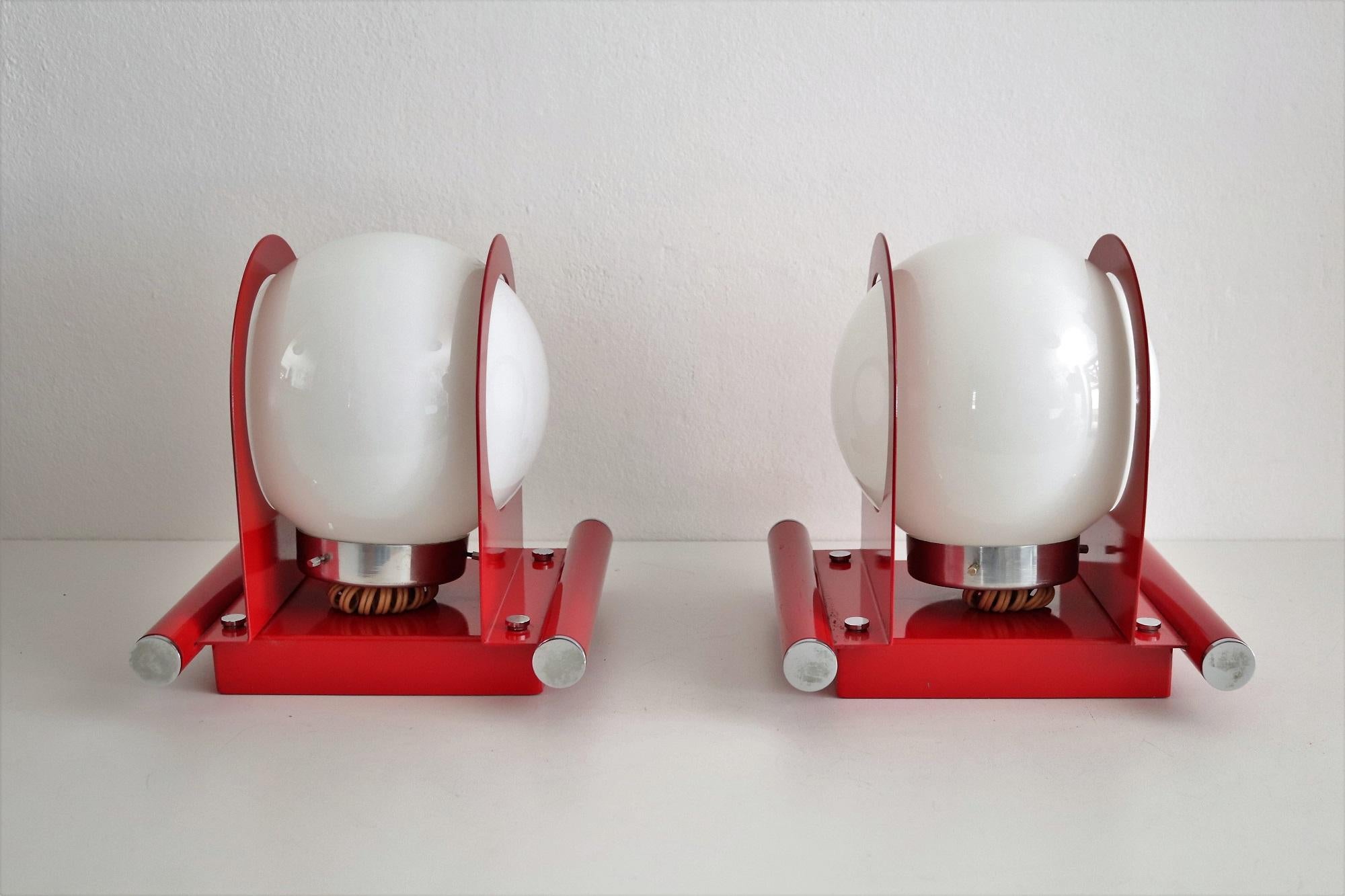 Apliques de pared de diseño italiano estilo pop con cristales blanco leche y metal, 1970 en venta 8