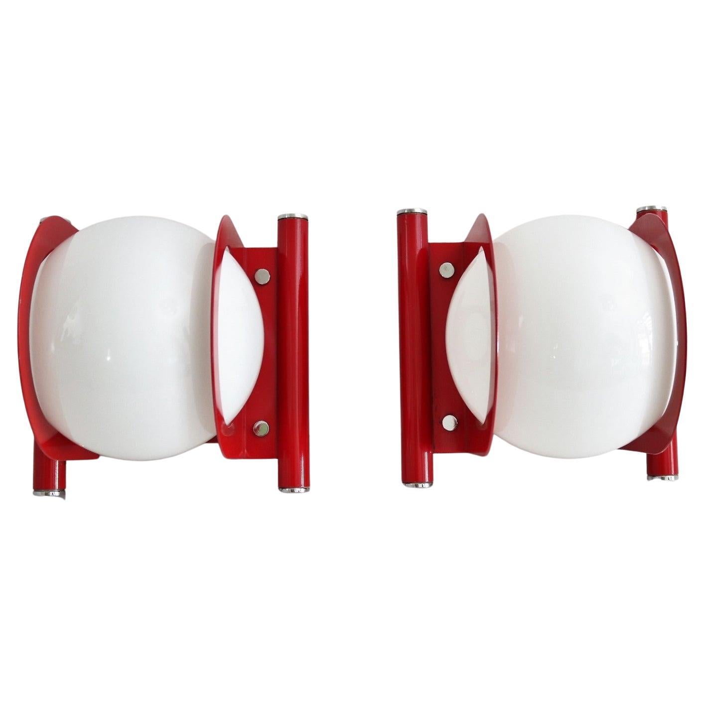 Apliques de Pared de Diseño Italiano Estilo Pop con Vasos Blanco Leche y Metal, Década de 1970

Apliques de diseño originales fabricados en Italia en la década de 1970.
Las lámparas están hechas de metal de alta calidad, son bastante pesadas,  y