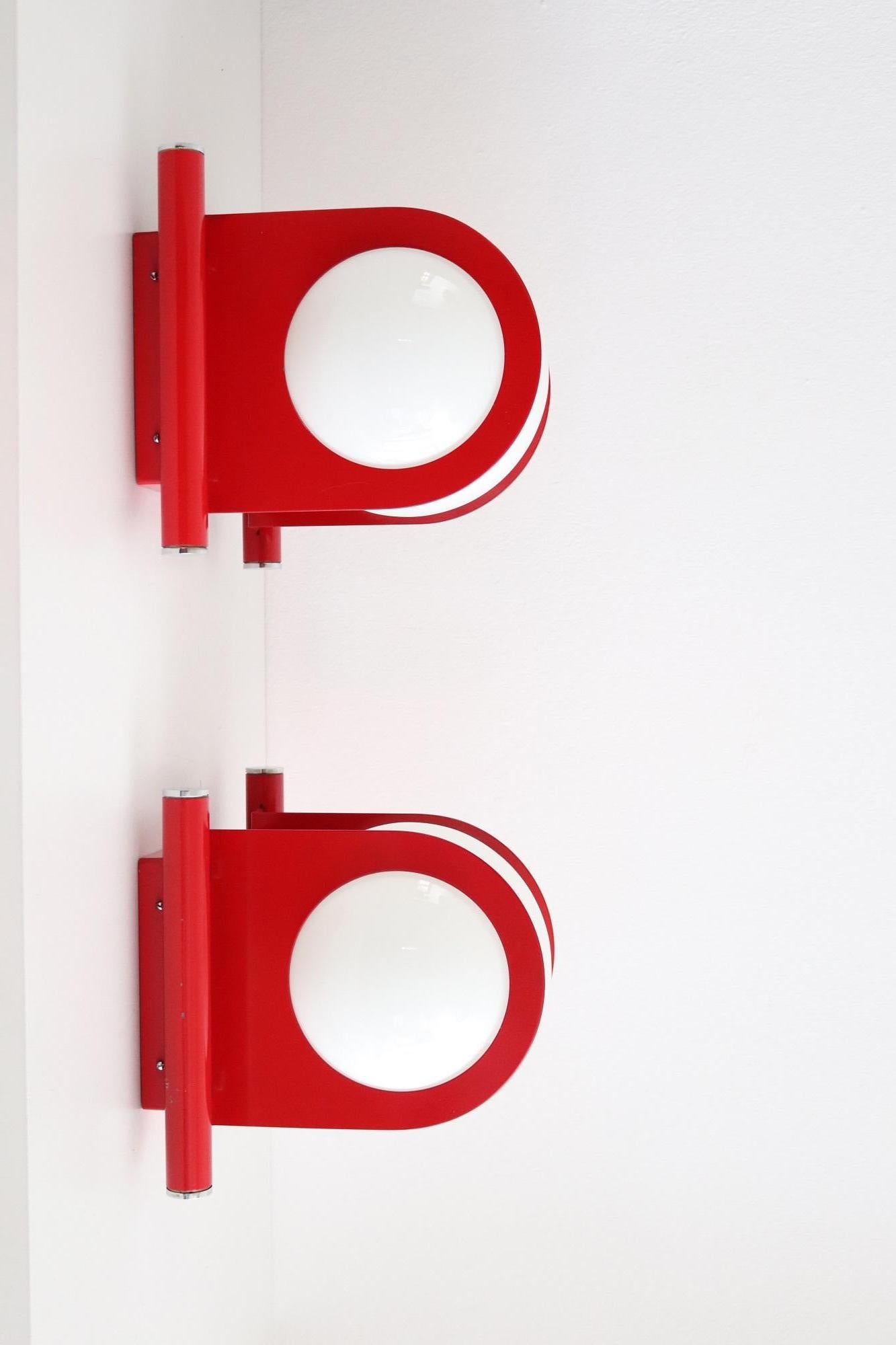 Apliques de pared de diseño italiano estilo pop con cristales blanco leche y metal, 1970 Moderno de mediados de siglo en venta