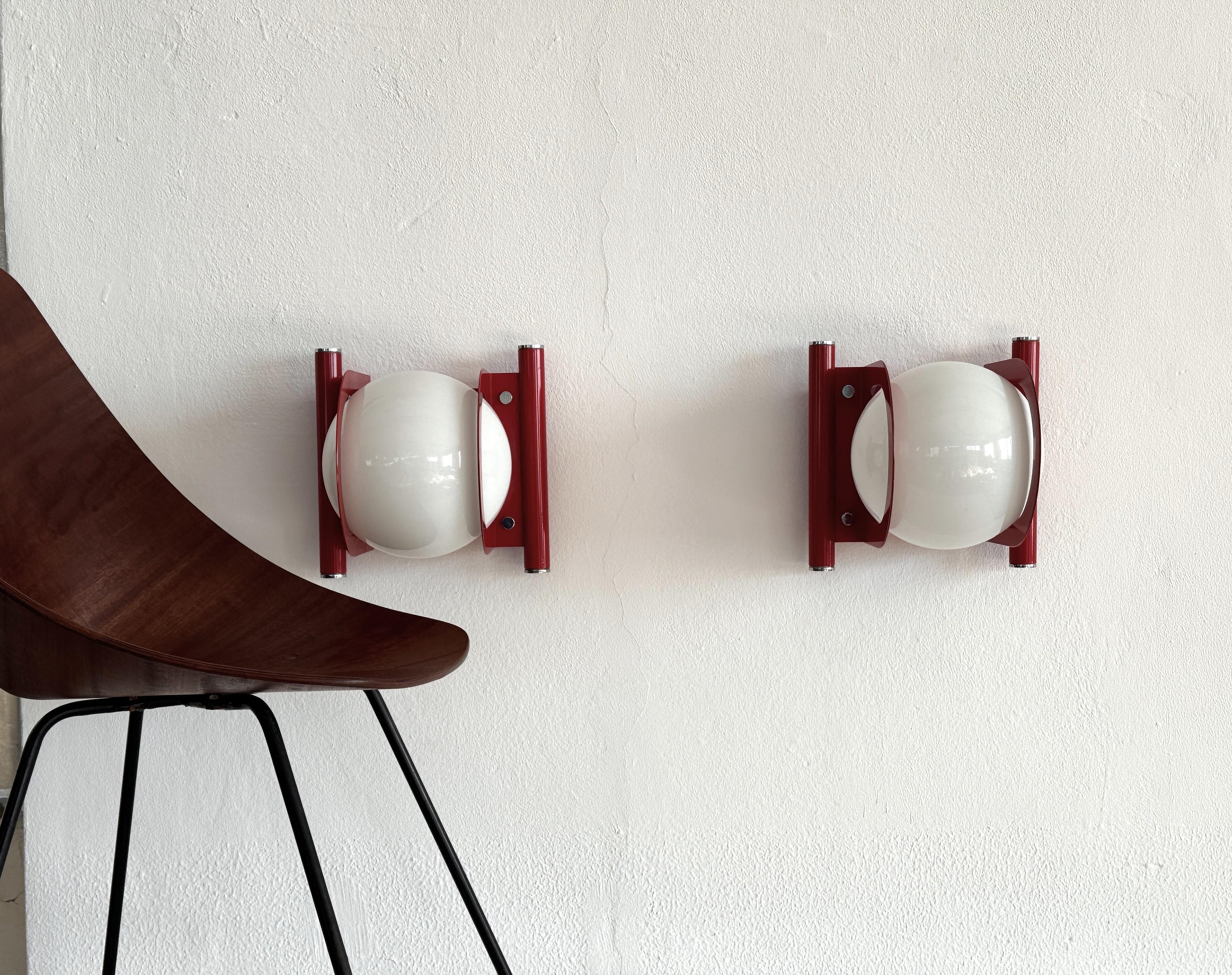 Apliques de pared de diseño italiano estilo pop con cristales blanco leche y metal, 1970 Italiano en venta