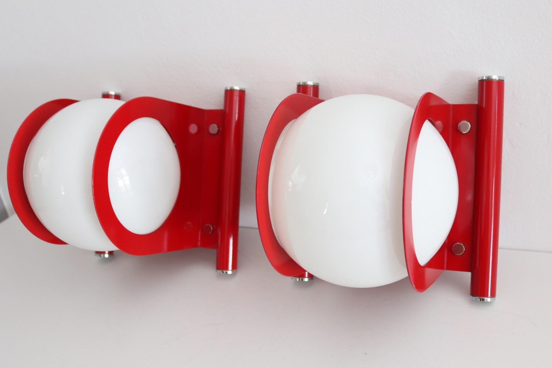 Apliques de pared de diseño italiano estilo pop con cristales blanco leche y metal, 1970 Barnizado en venta