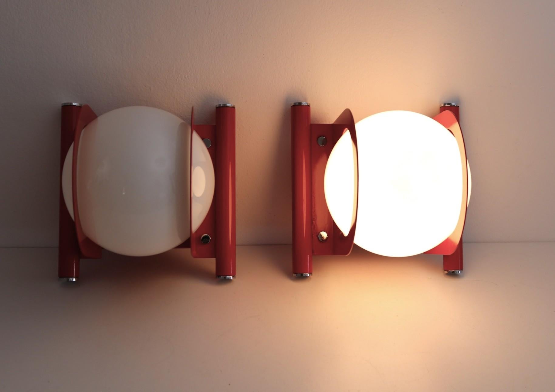 Apliques de pared de diseño italiano estilo pop con cristales blanco leche y metal, 1970 en Bueno estado para la venta en Morazzone, Varese