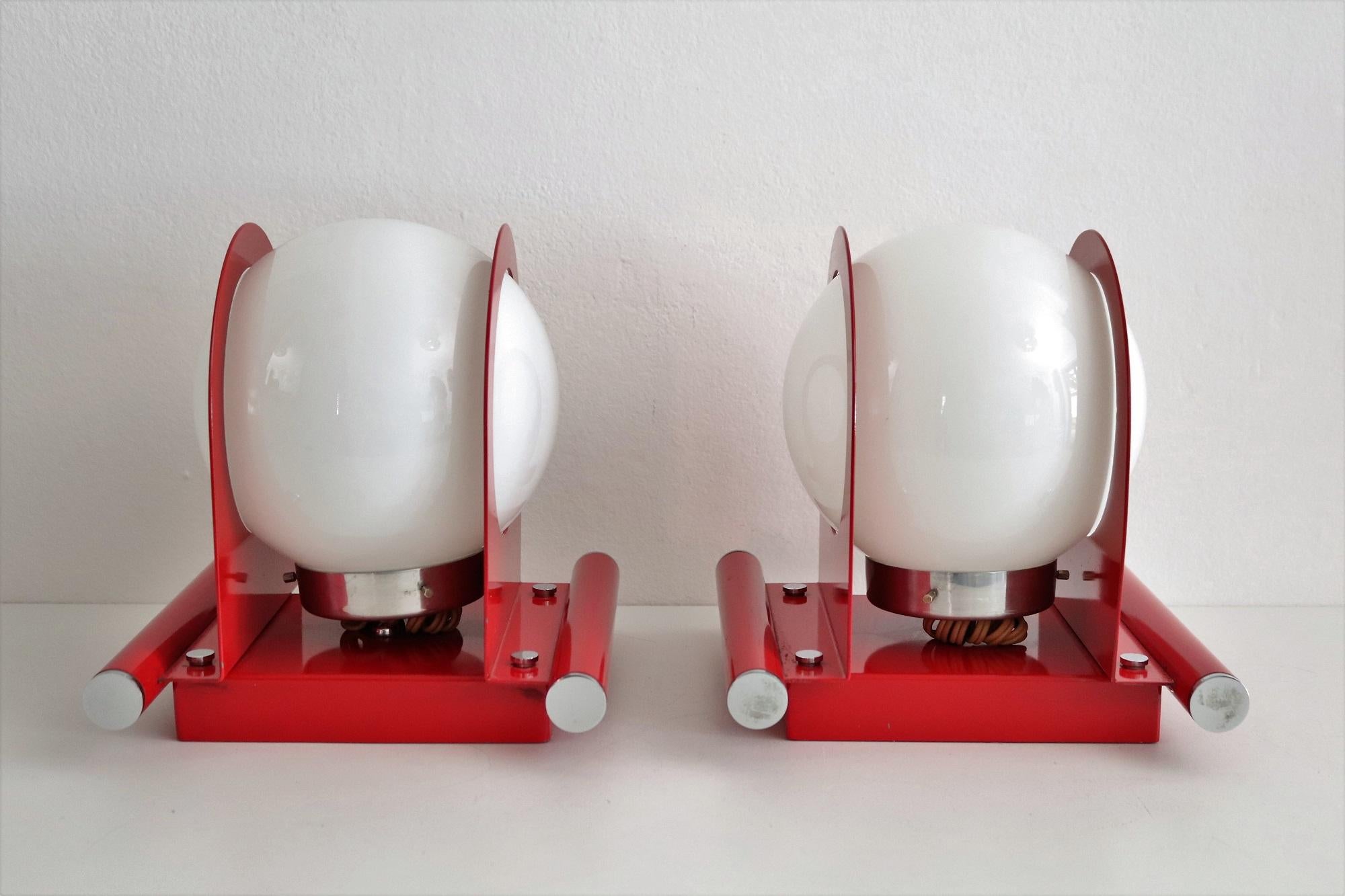 Apliques de pared de diseño italiano estilo pop con cristales blanco leche y metal, 1970 siglo XX en venta