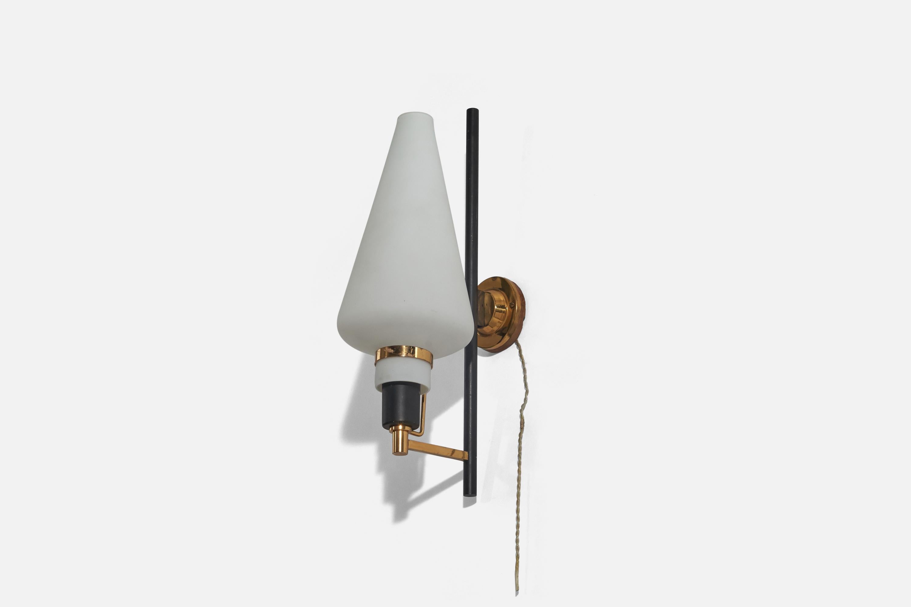 A brass, metal and glass sconce/ wall light designed and produced by an Italian designer, Italy, 1950s.

Dimensions of back plate (inches) : 2.83 x 2.83 x 0.93 (height x width x depth).

Socket takes E-14 bulb.
There is no maximum wattage