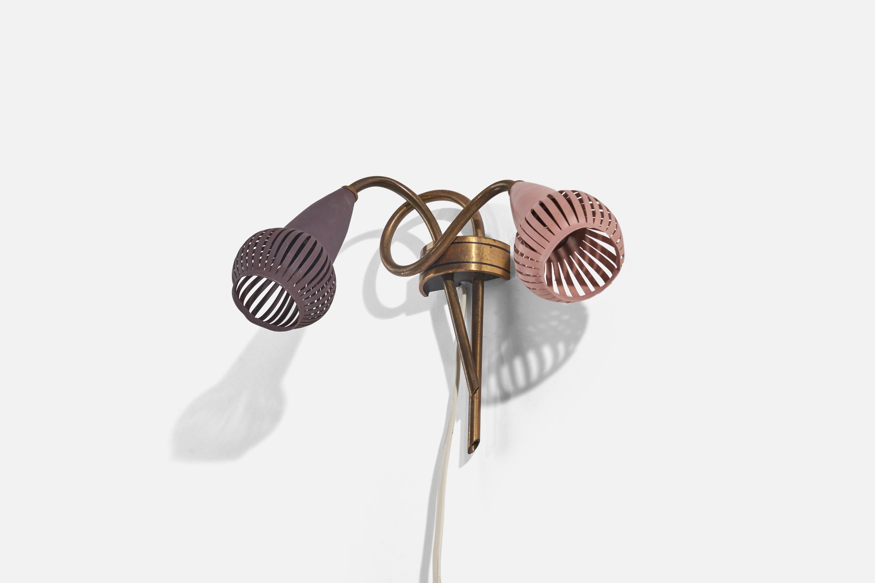 Wandleuchte aus Messing und violett und rosa lackiertem Metall, entworfen und hergestellt von einem italienischen Designer, Italien, 1950er Jahre.

Abmessungen der Rückplatte (Zoll) : 0,98 x 2,62 x 1,24 (Höhe x Breite x Tiefe).

Fassung für