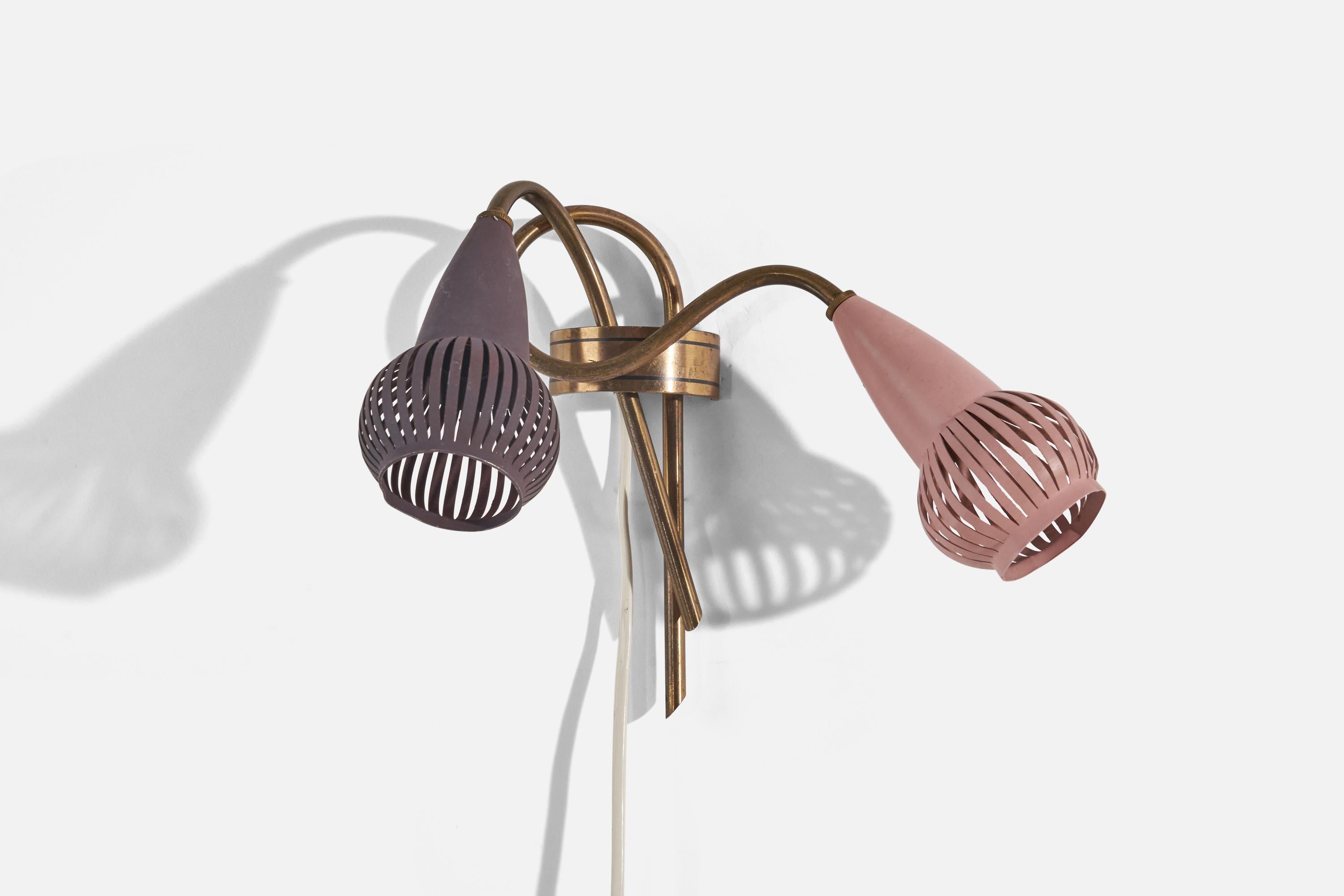 Italienische Designerin, Wandleuchter, Messing, lila, rosa lackiertes Metall, Italien, 1950er Jahre (Moderne der Mitte des Jahrhunderts) im Angebot