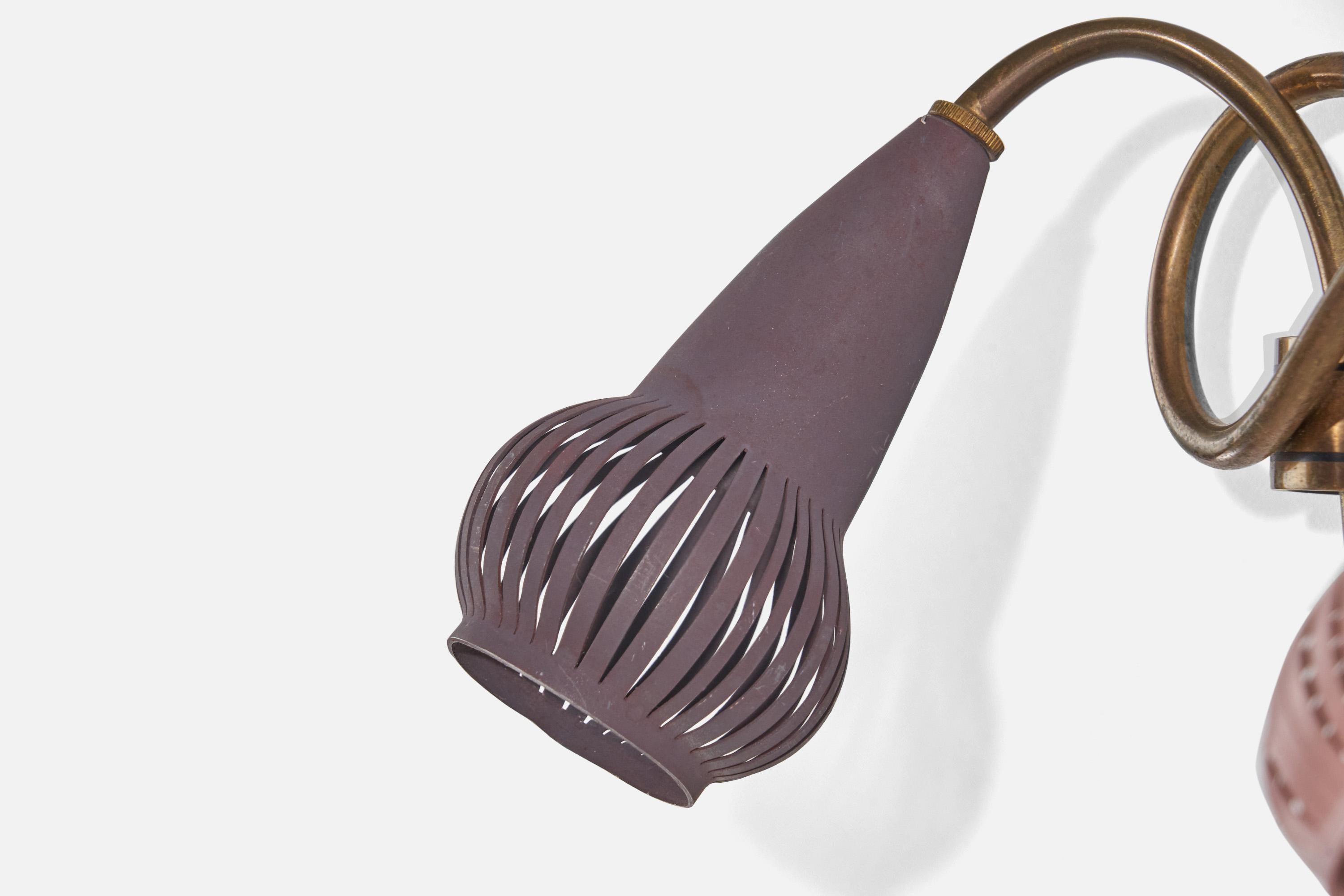 Italienische Designerin, Wandleuchter, Messing, lila, rosa lackiertes Metall, Italien, 1950er Jahre (Mitte des 20. Jahrhunderts) im Angebot