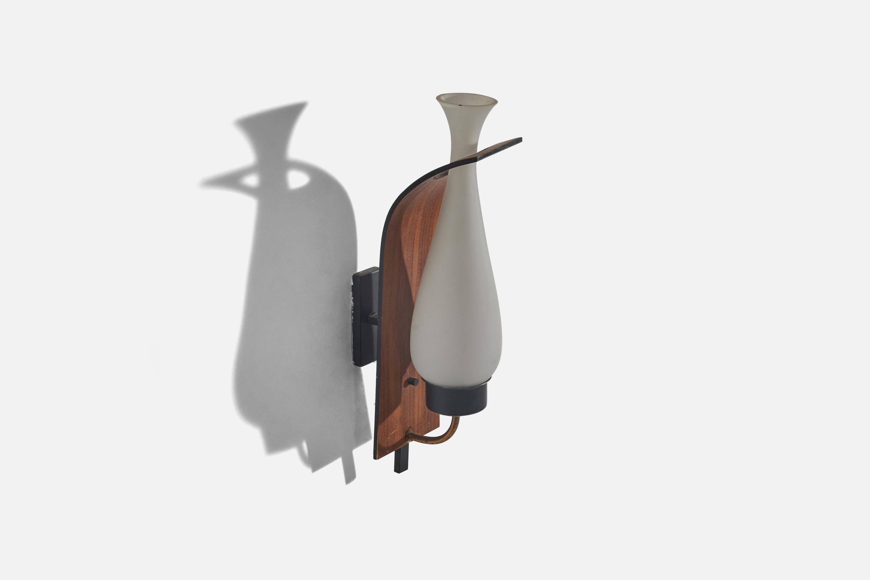 Italiano Sconce di design italiano, metallo, ottone, teak, vetro, Italia, anni '50 in vendita