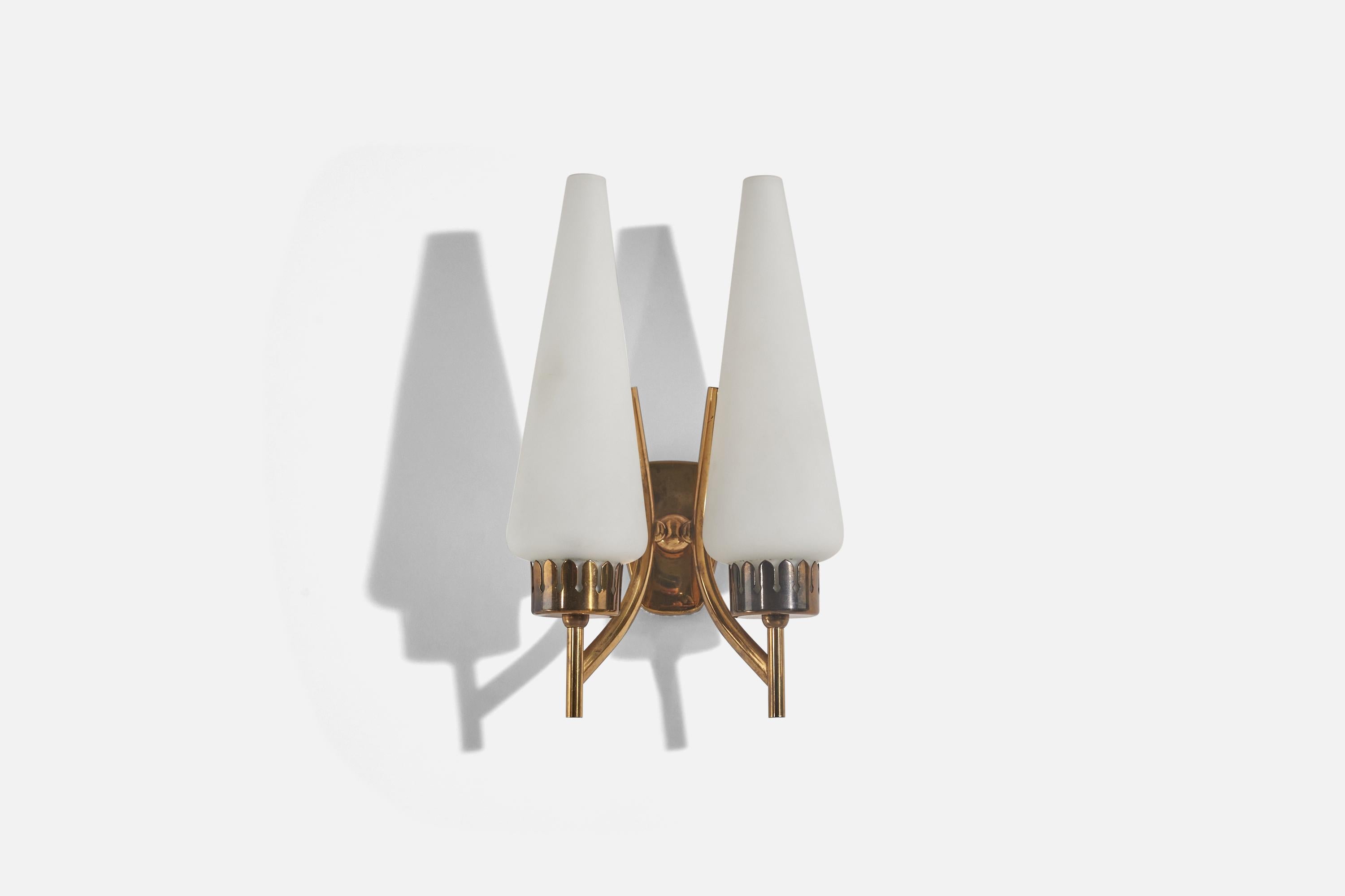 A pair of brass and glass sconces/ wall lights designed and produced by an Italian designer, Italy, 1950s.

Dimensions of Back Plate (inches) : 3.72 x 2.91 x 0.5 (Height x Width x Depth).

Socket takes E-14 bulb.

There is no maximum wattage