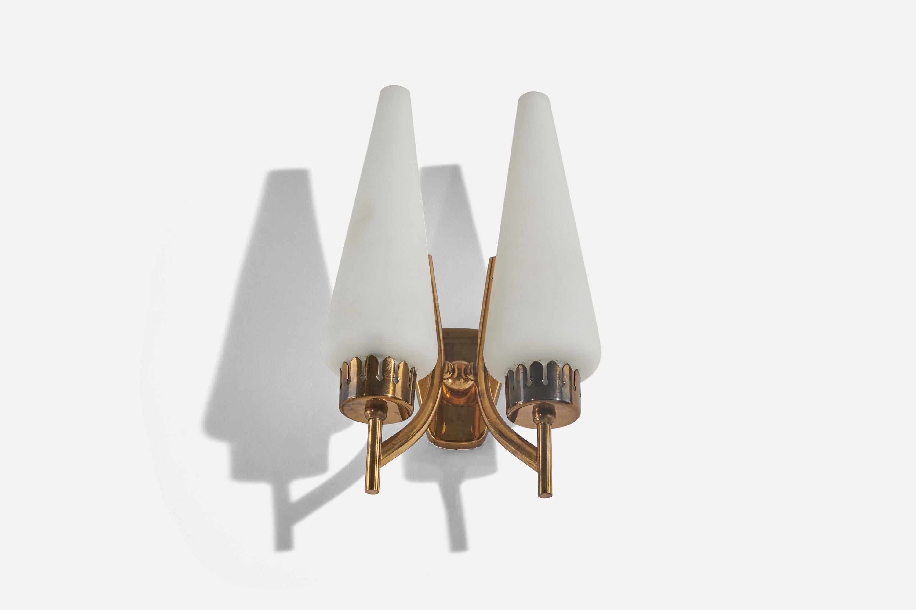 Italian Designer, Sconces, Brass, Glass, Italy, 1950s In Good Condition For Sale In High Point, NC