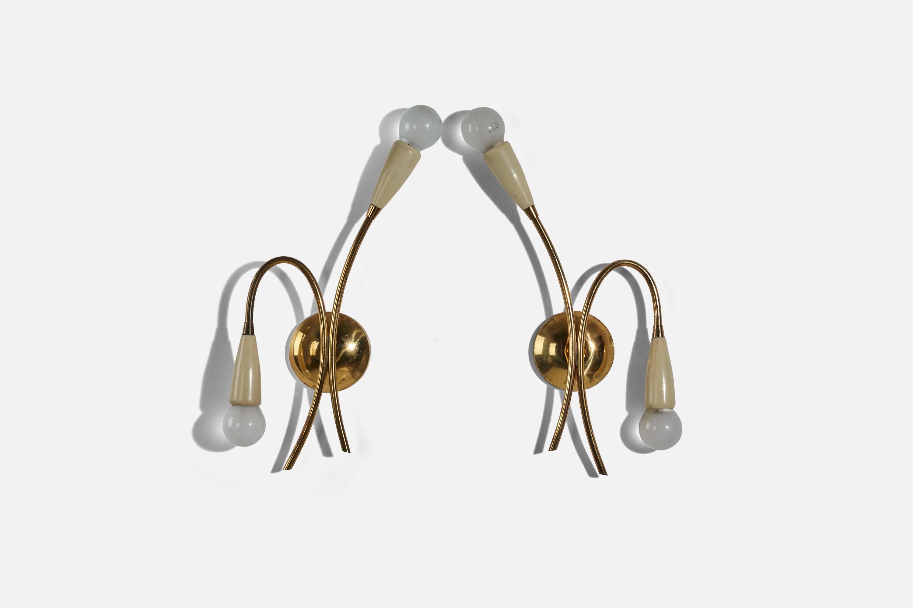 A pair of brass and metal sconces/ wall lights designed and produced by an Italian designer, Italy, 1950s.

Dimensions of back plate (inches) : 3.37 x 3.37 x 0.86 (height x width x depth)

Socket takes E-14 bulb.

There is no maximum wattage