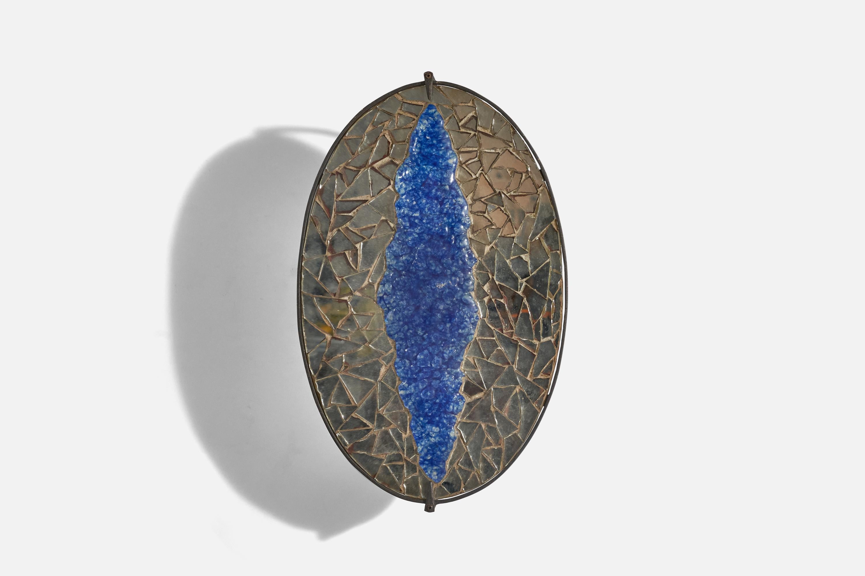 Paire d'appliques en fer et verre de Murano conçues et produites en Italie, années 1930. 

Dimensions de la plaque arrière (pouces) : 2,98 x 2,98 x 1,09 (H x L x P).