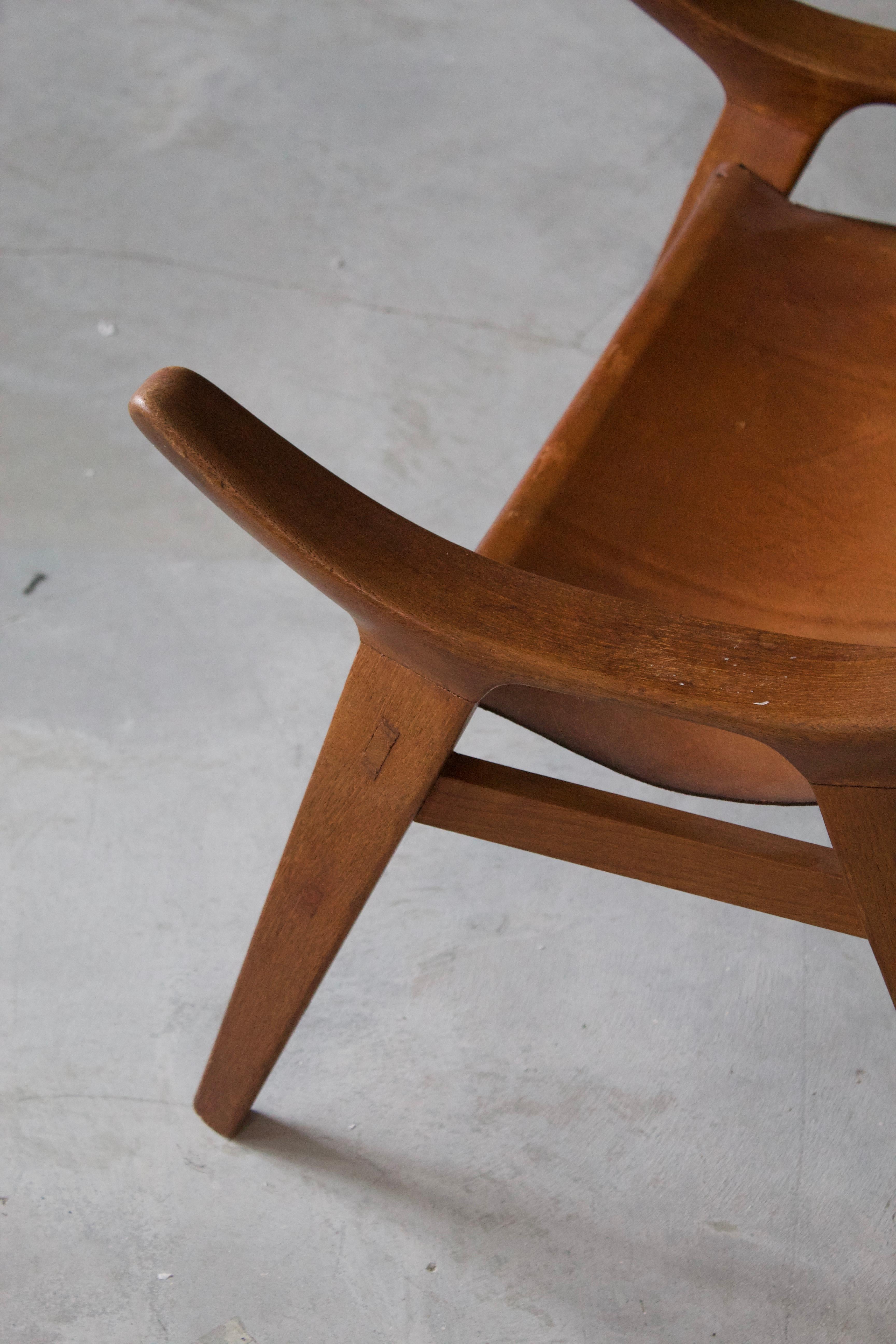 Italian Designer, Sculptural Stool, Teak & Leather, Italy, 1950s In Good Condition In High Point, NC