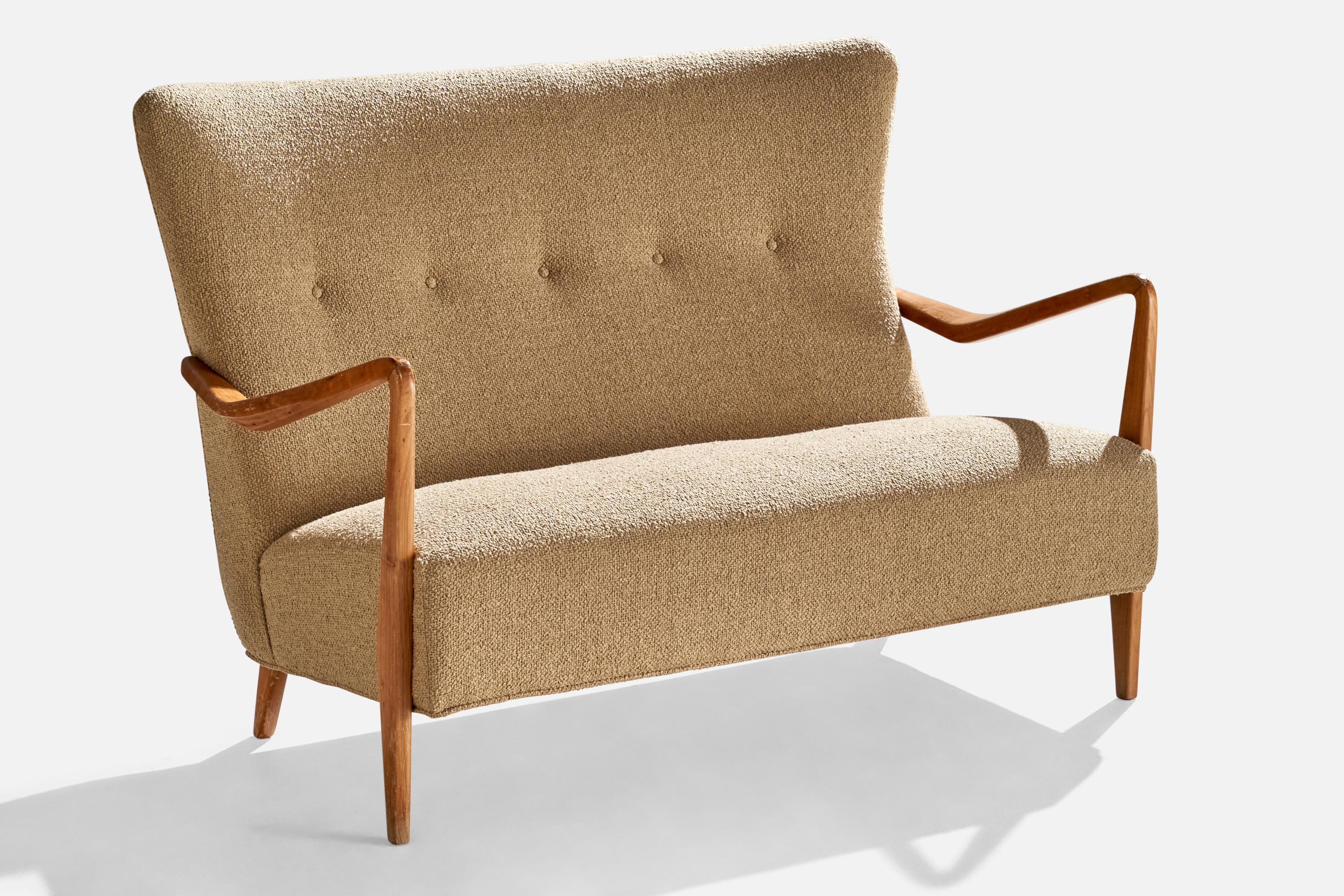 Divano in legno e tessuto beige progettato e prodotto in Italia, negli anni '50 circa.

Rivestito con un tessuto nuovo di zecca.

Dimensioni (pollici): 32,75 