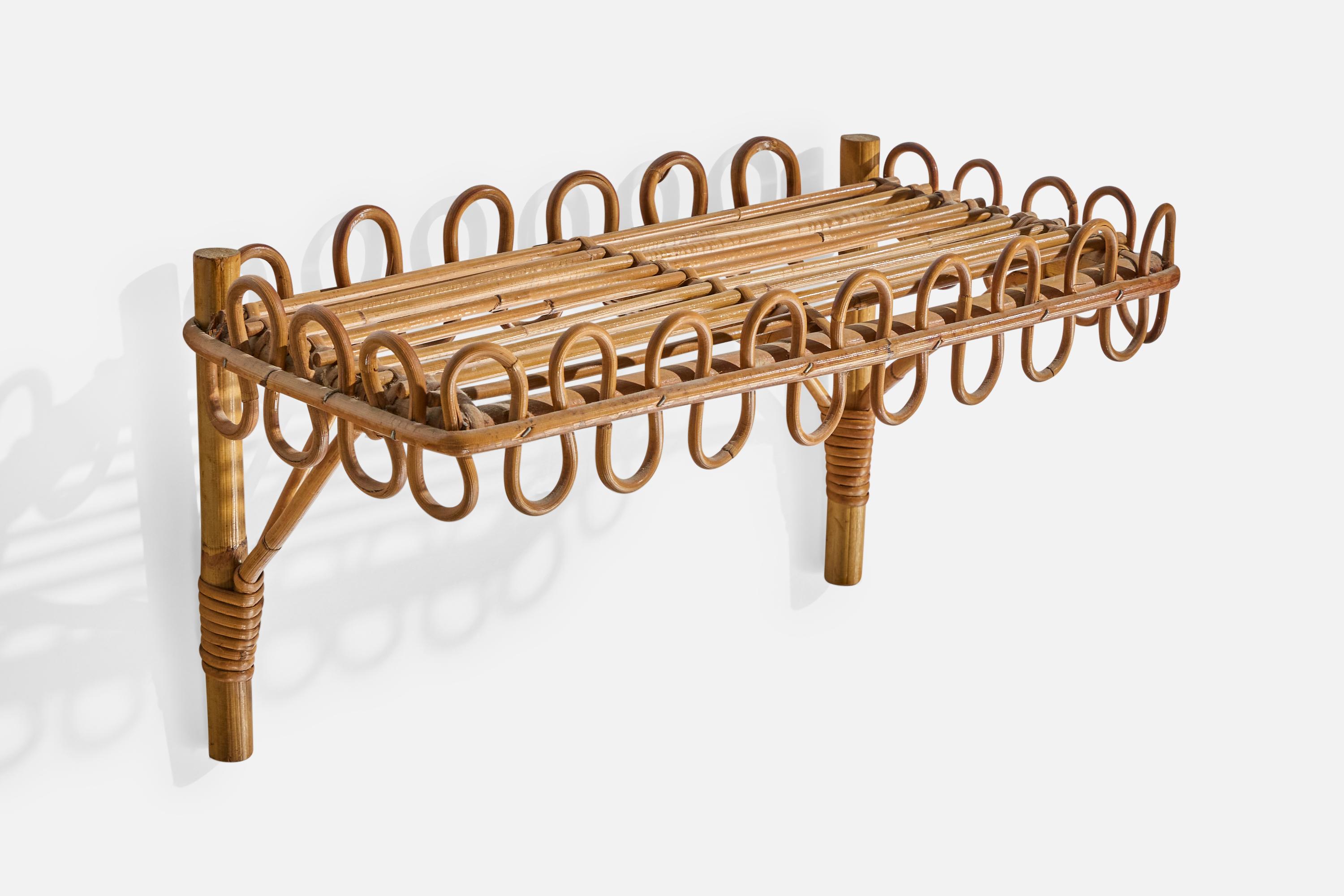 Estantería de pared de bambú y ratán diseñada y fabricada en Italia, c. 1960.

Dimensiones totales (pulgadas): 9,375