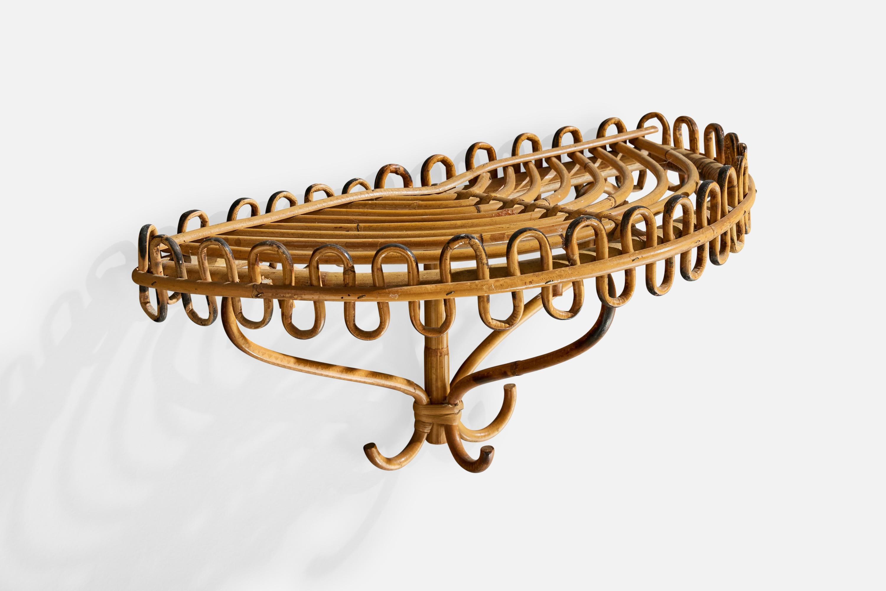 Ein Wandregal aus Bambus und Rattan oder ein kleiner Konsolentisch, entworfen und hergestellt in Italien, ca. 1960er Jahre.

Risse, Unebenheiten und Flecken auf der Oberfläche, wie sie bei der Verwendung im Freien auftreten.

Gesamtabmessungen