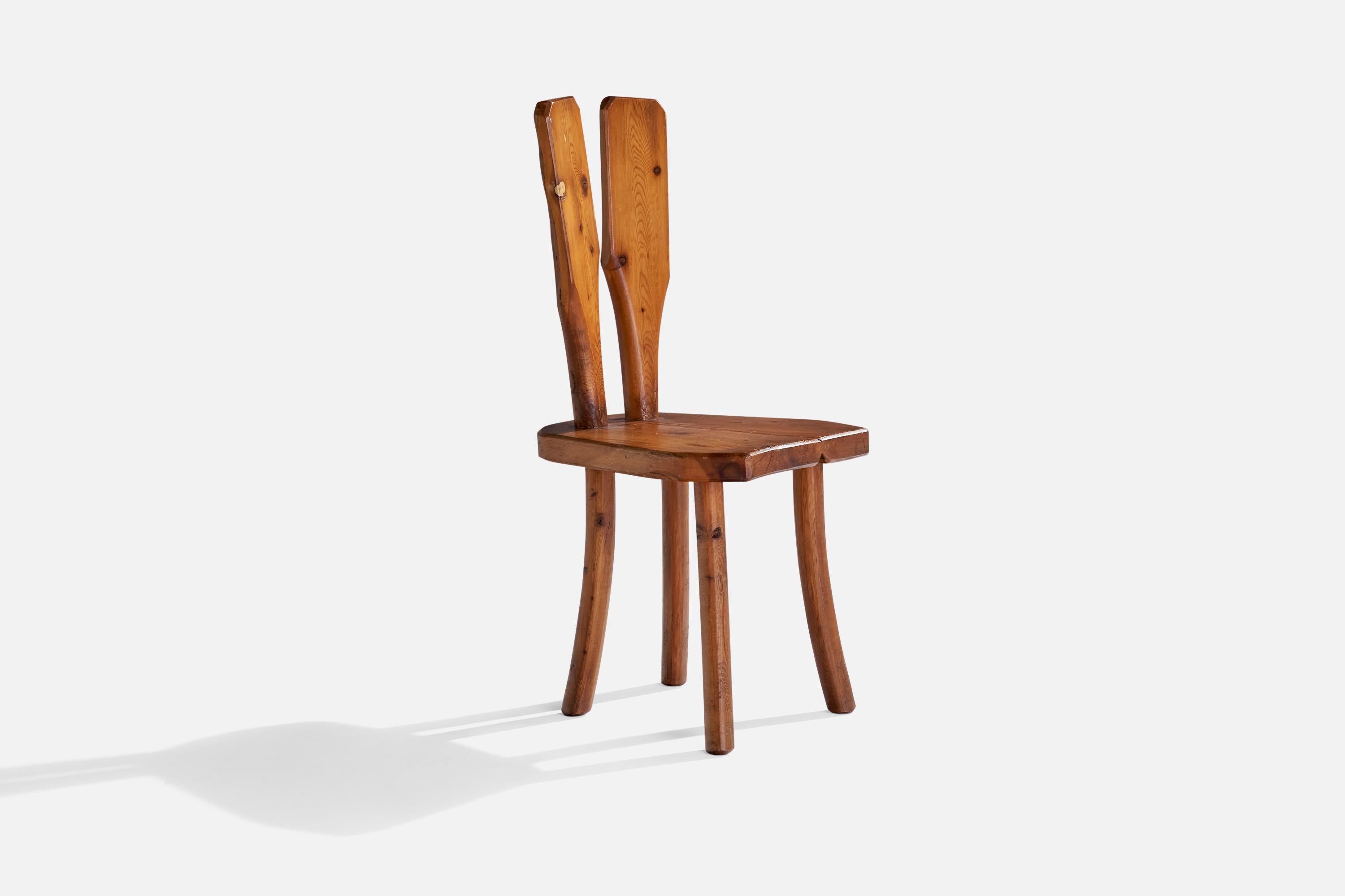 Ein Beistellstuhl aus Kiefernholz, entworfen und hergestellt in Italien, 1950er Jahre.

Sitzhöhe 17,75