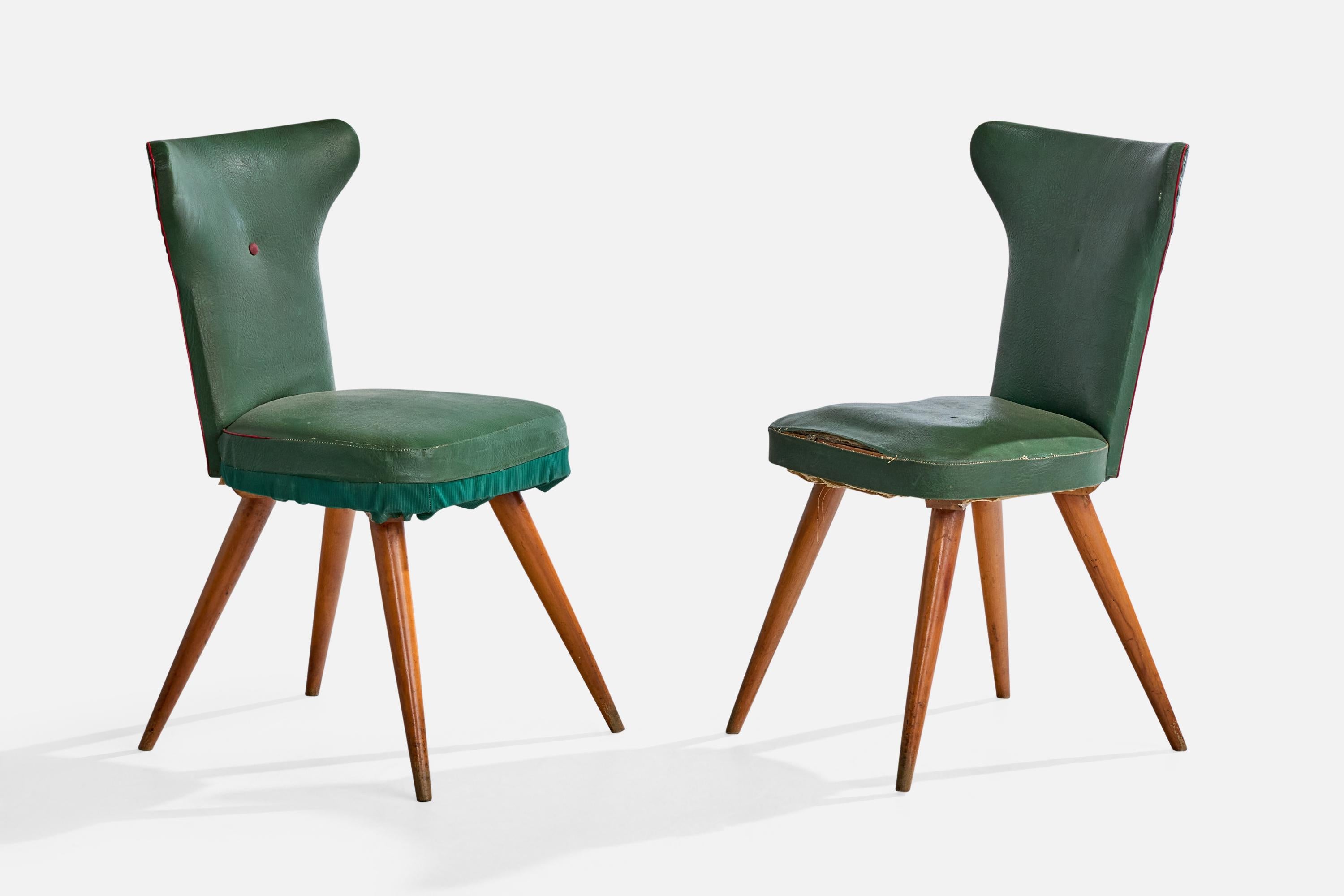 Paire de chaises d'appoint en skaï vert et hêtre, conçues en Italie, C.1950.

Skaï vintage en état de dégradation

Usure du bois conforme à l'âge et à l'utilisation

Dimensions globales (pouces) : 32.25 