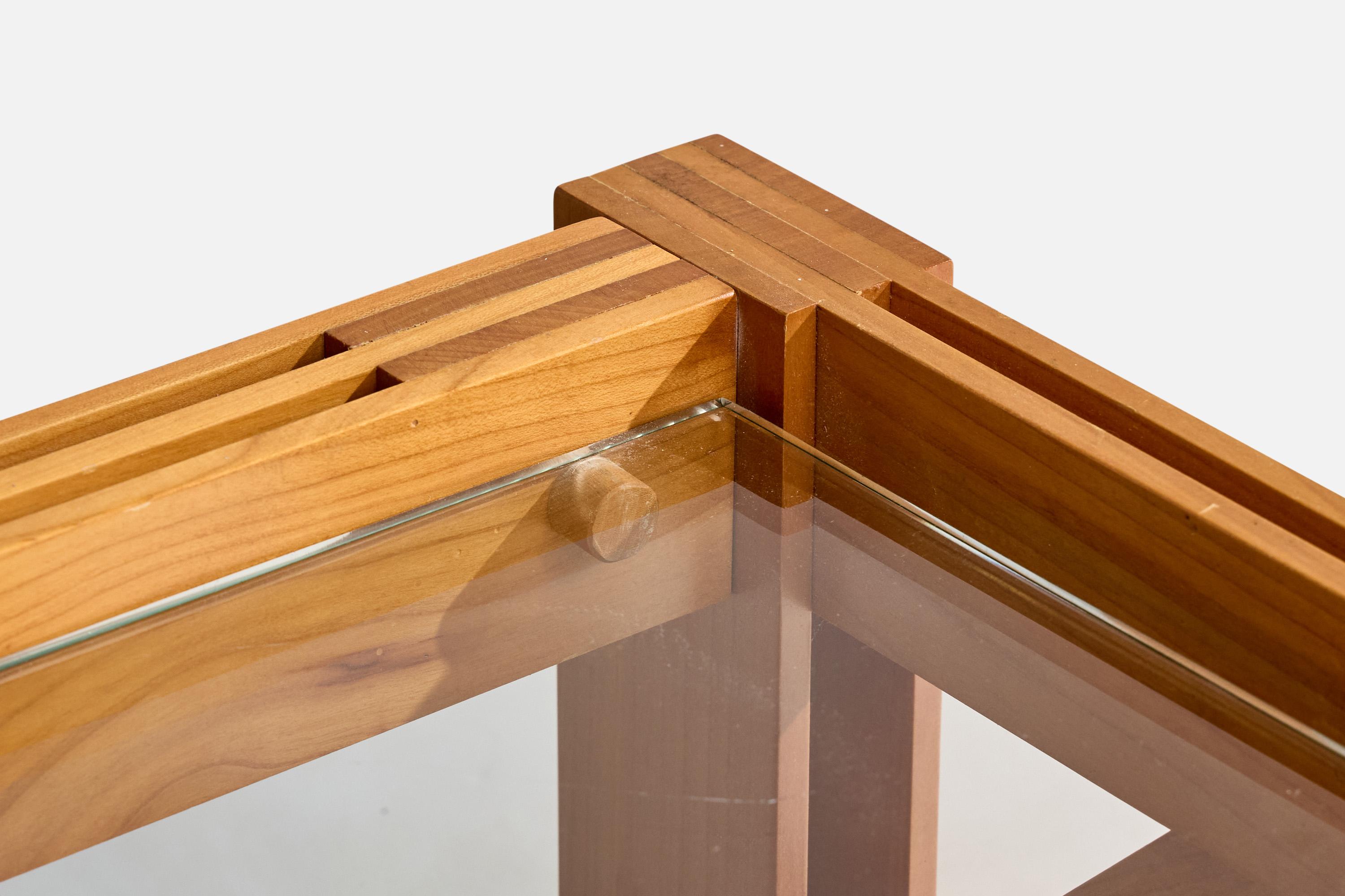 Designer italien, table d'appoint, cerisier, verre, Italie, 1970 en vente 1
