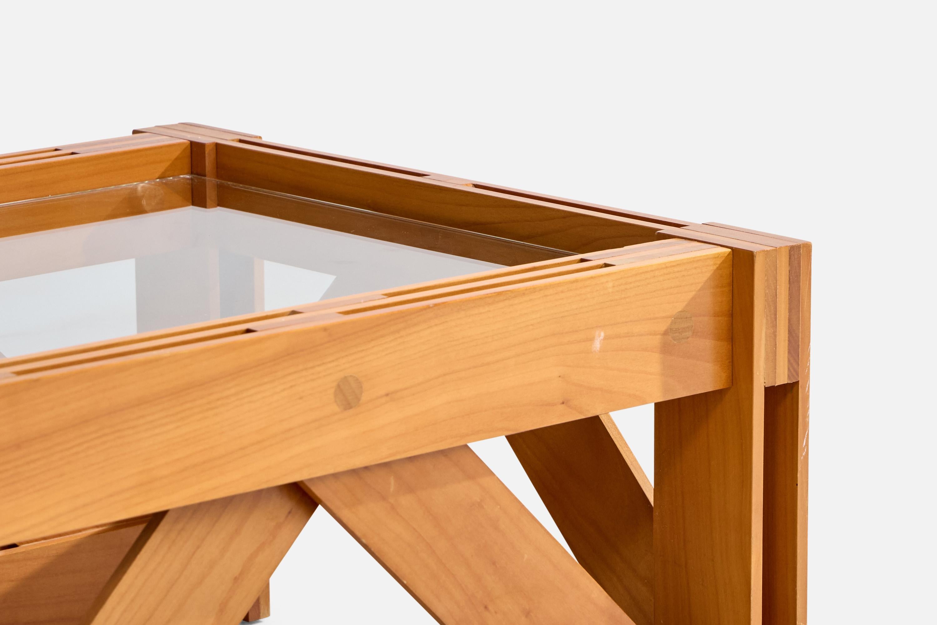 Designer italien, table d'appoint, cerisier, verre, Italie, 1970 en vente 1