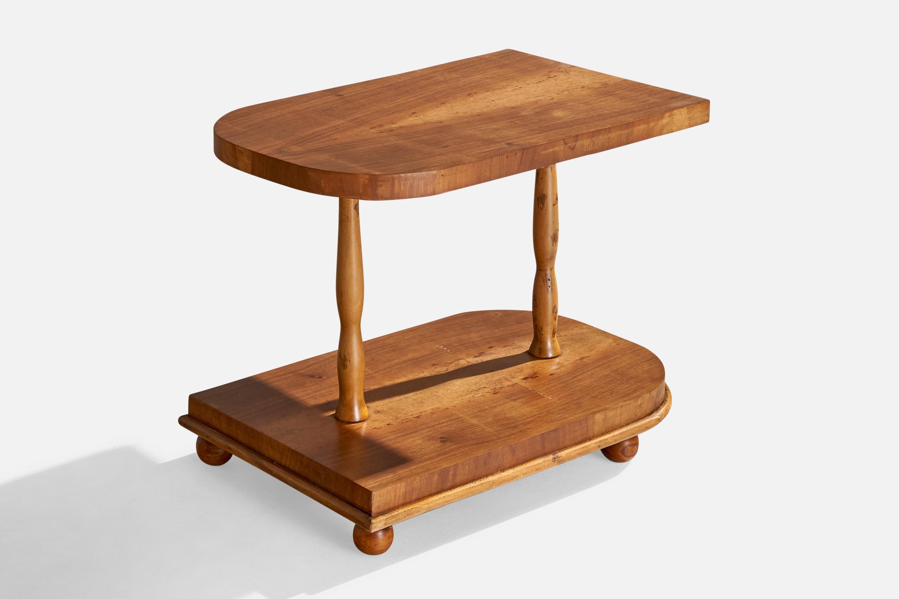 Tavolino in legno progettato e prodotto in Italia, anni '30 circa.
