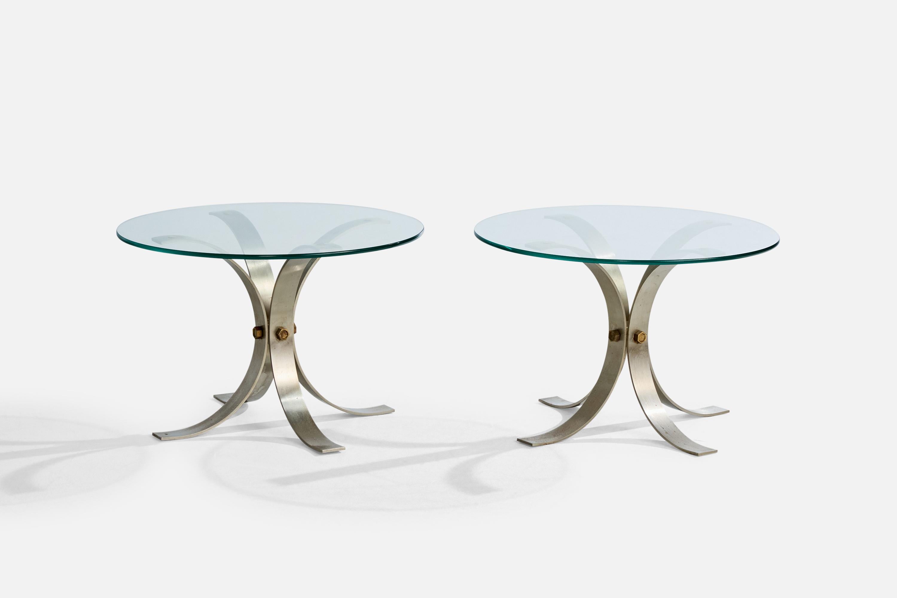 Pareja de mesas auxiliares de acero, latón y cristal, probablemente diseñadas y fabricadas en Italia, c. 1960.

Oxidación presente en el metal

Desgaste propio de la edad y el uso

Dimensiones totales (pulgadas): 15,75