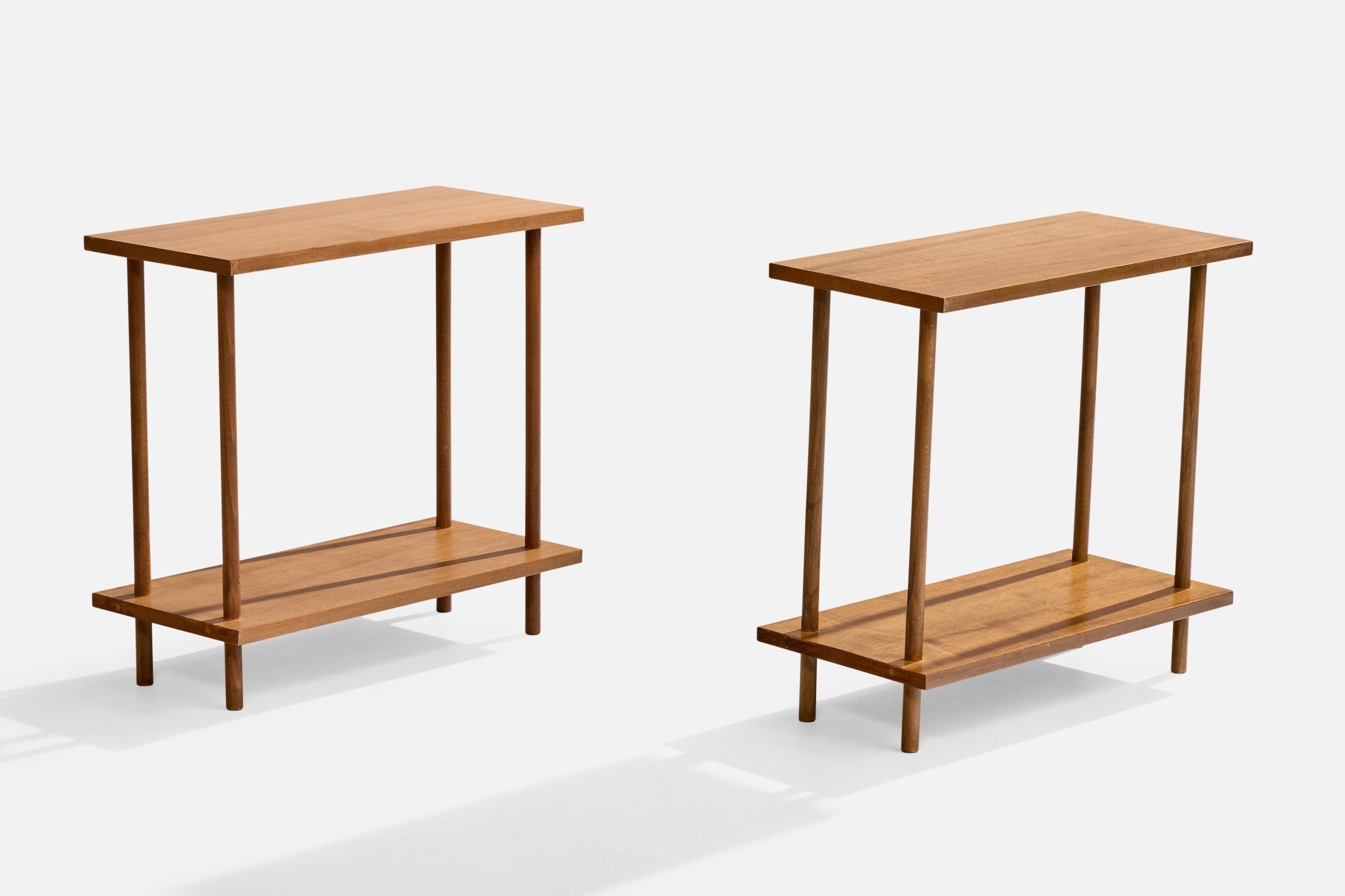 Paire de tables d'appoint en bois conçues et produites en Italie, C.C..

Dimensions globales (pouces) : 18.75 