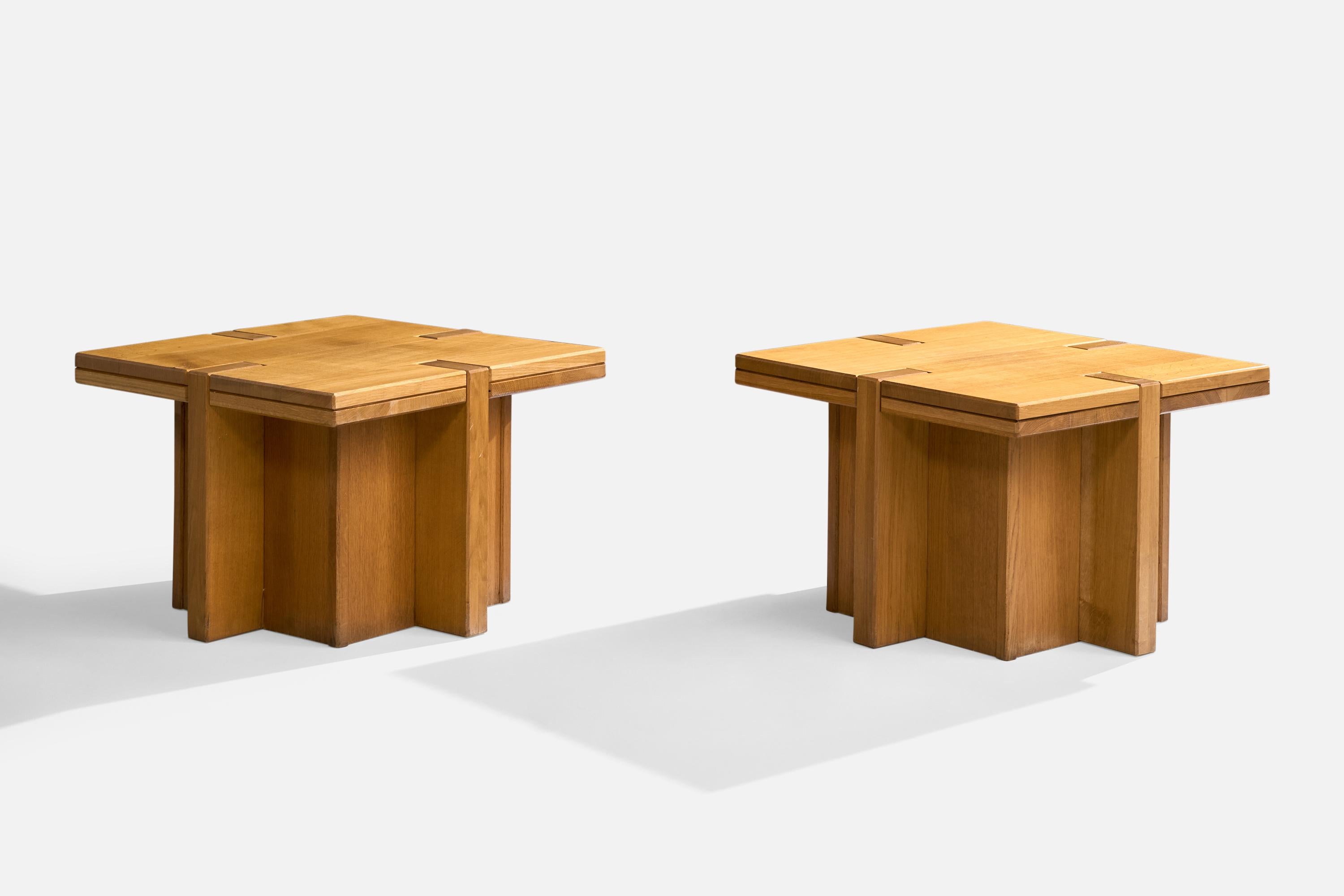 Coppia di tavolini in legno progettati e prodotti in Italia, anni '70 circa.

Dimensioni: 19,75