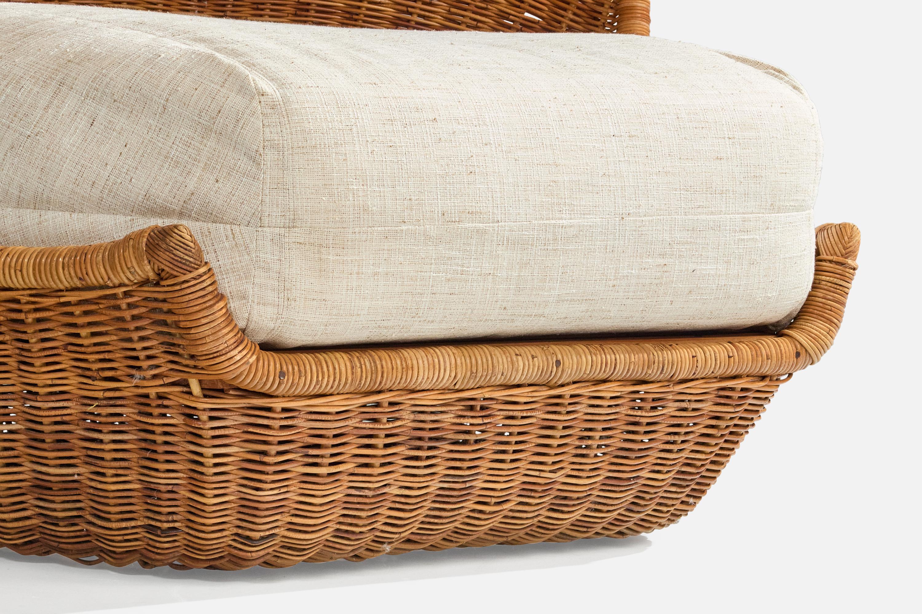 Designer italiano, sedia da salotto di grandi dimensioni, rattan, tessuto, Italia, anni '70 in vendita 3