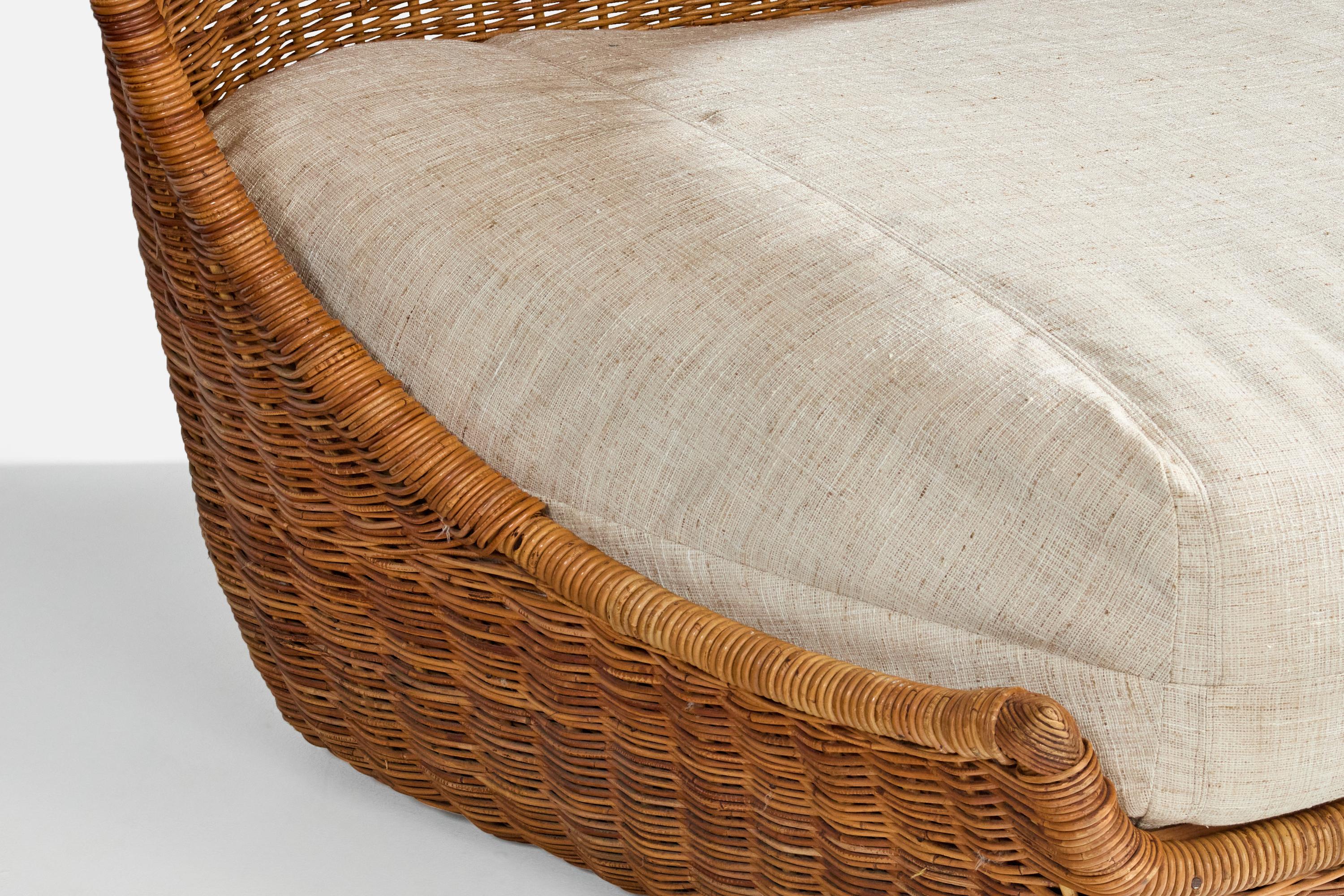 Designer italiano, sedia da salotto di grandi dimensioni, rattan, tessuto, Italia, anni '70 in vendita 4
