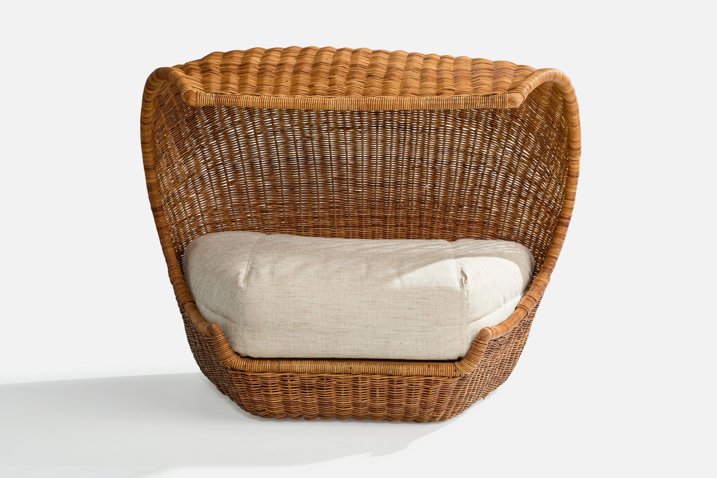 Mid-Century moderno Designer italiano, sedia da salotto di grandi dimensioni, rattan, tessuto, Italia, anni '70 in vendita