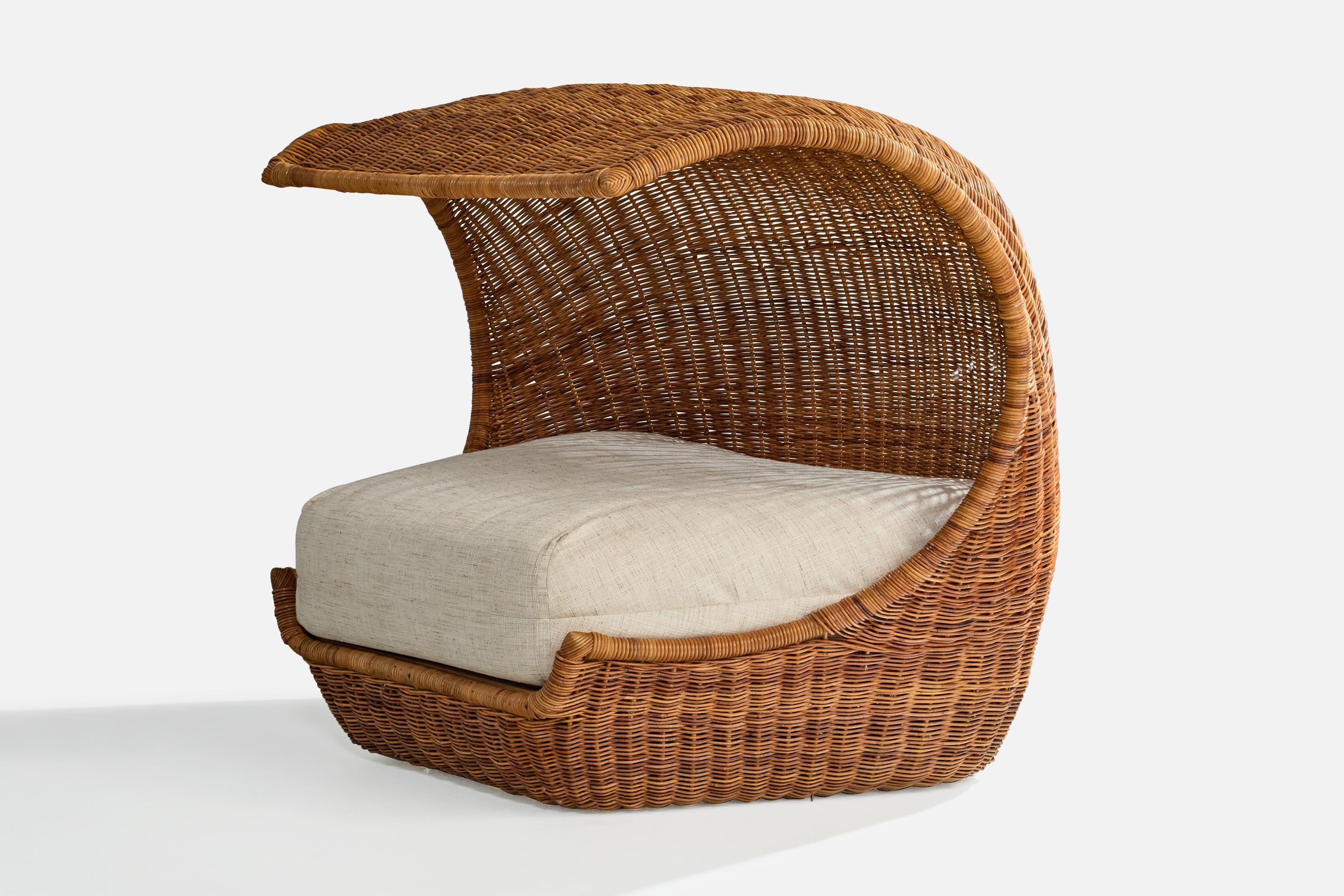 Italiano Designer italiano, sedia da salotto di grandi dimensioni, rattan, tessuto, Italia, anni '70 in vendita