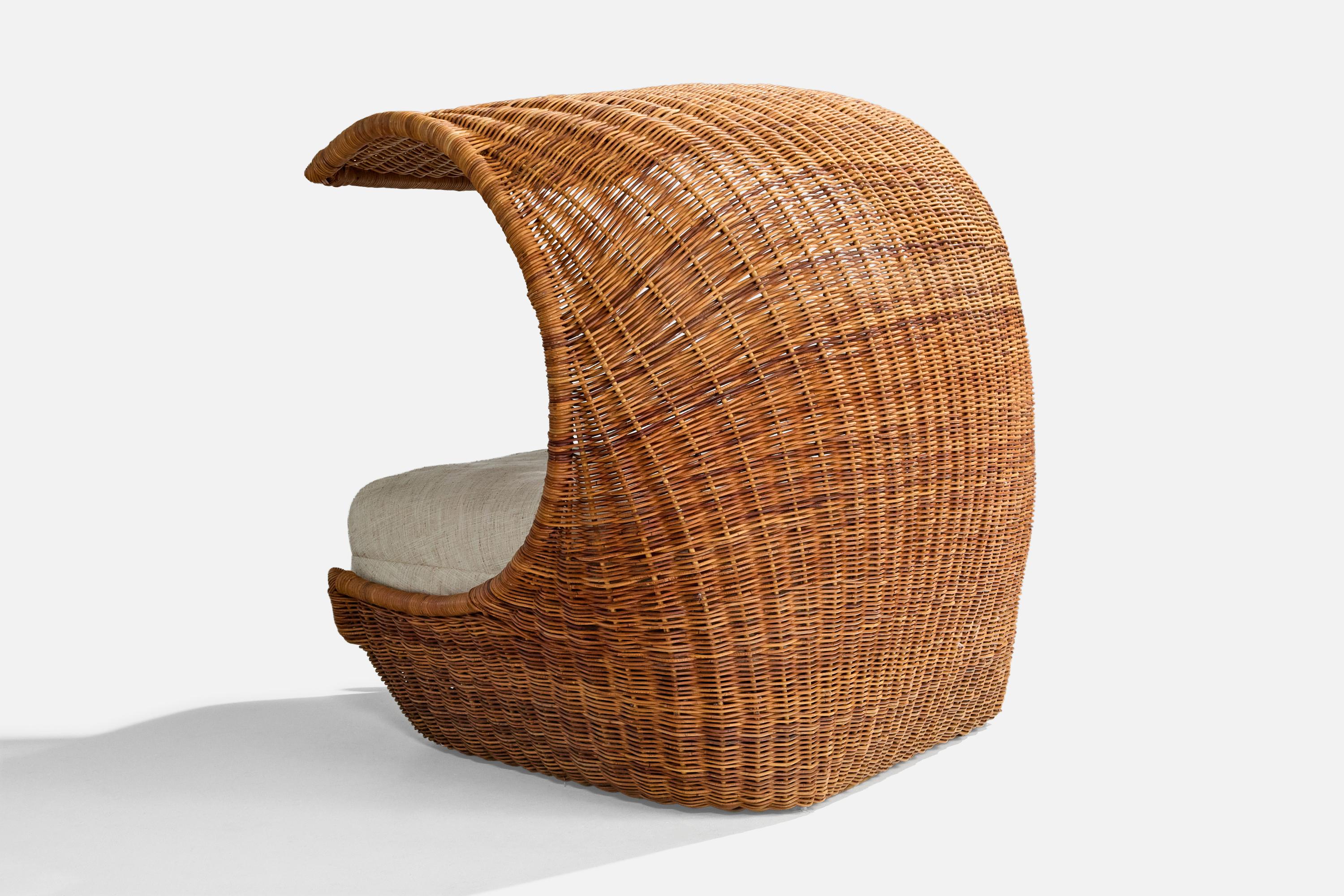 Designer italiano, sedia da salotto di grandi dimensioni, rattan, tessuto, Italia, anni '70 In condizioni buone in vendita a High Point, NC