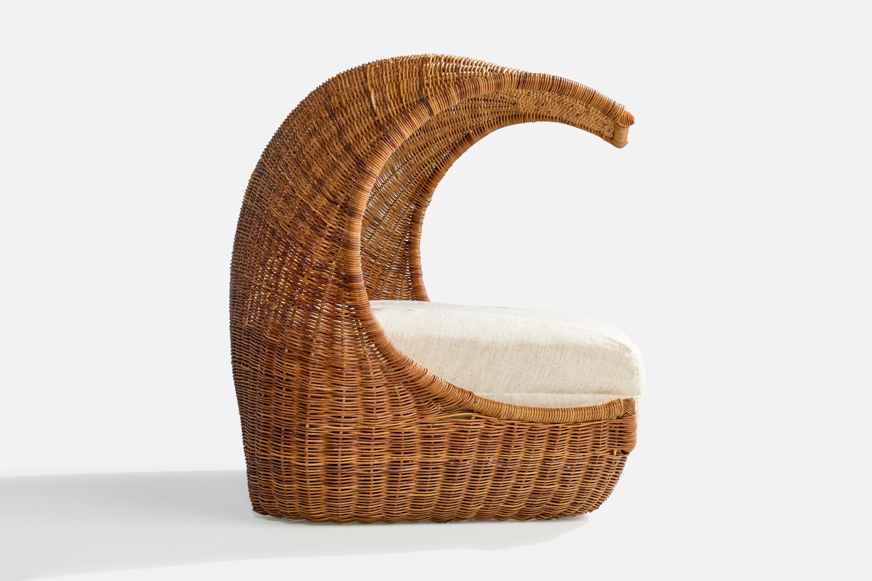 Fine XX secolo Designer italiano, sedia da salotto di grandi dimensioni, rattan, tessuto, Italia, anni '70 in vendita
