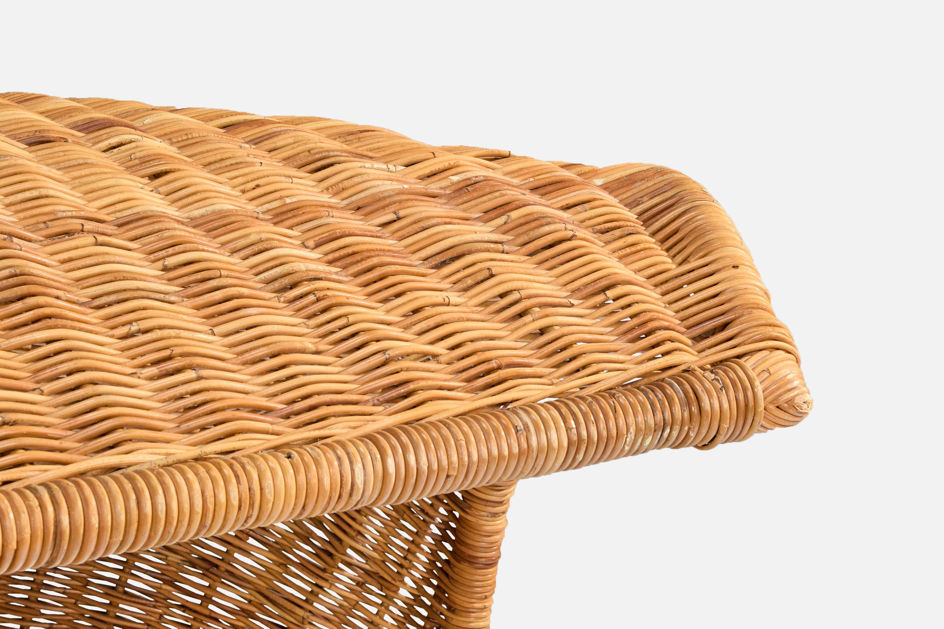 Designer italiano, sedia da salotto di grandi dimensioni, rattan, tessuto, Italia, anni '70 in vendita 1